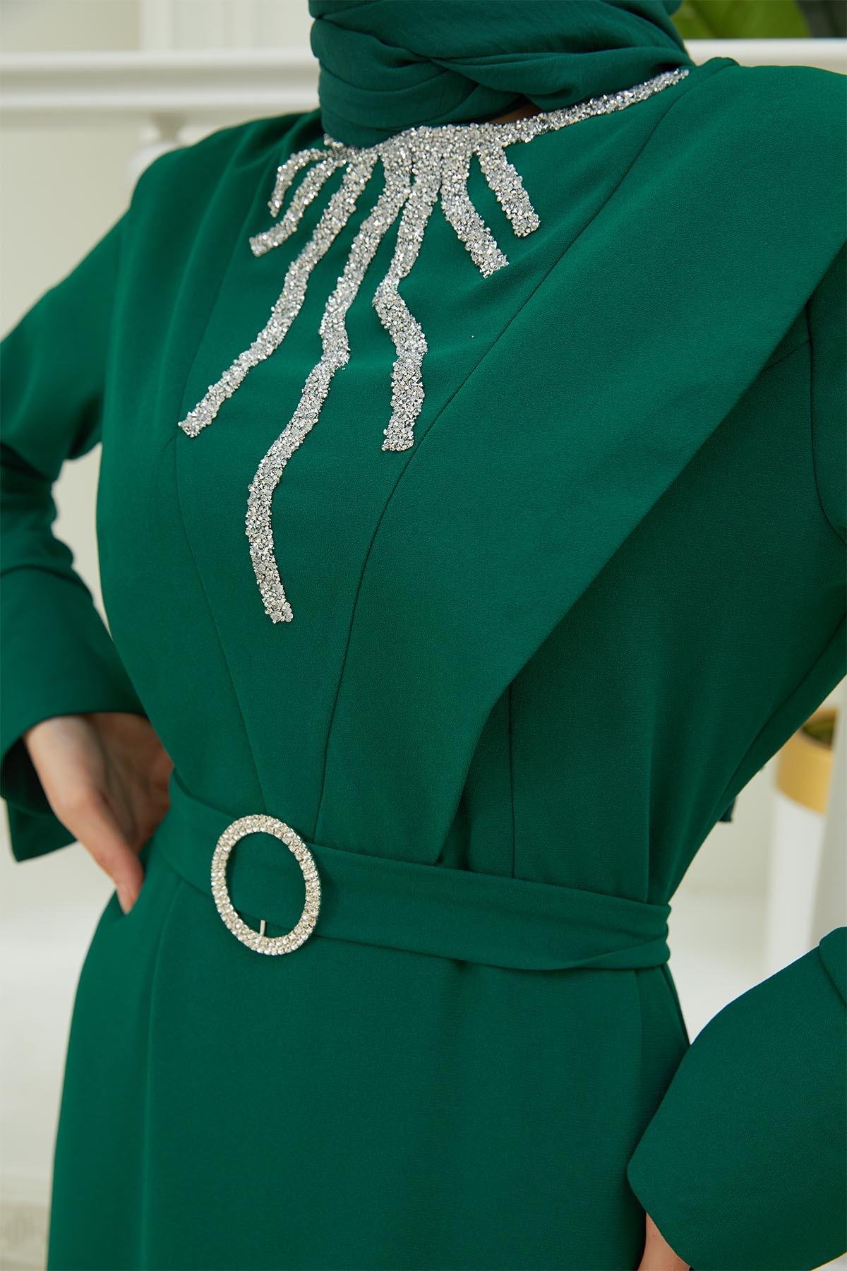 Tesettür Yaka Manşet Detaylı Tokalı Krep Elbise Zümrüt YeşiliHM4146