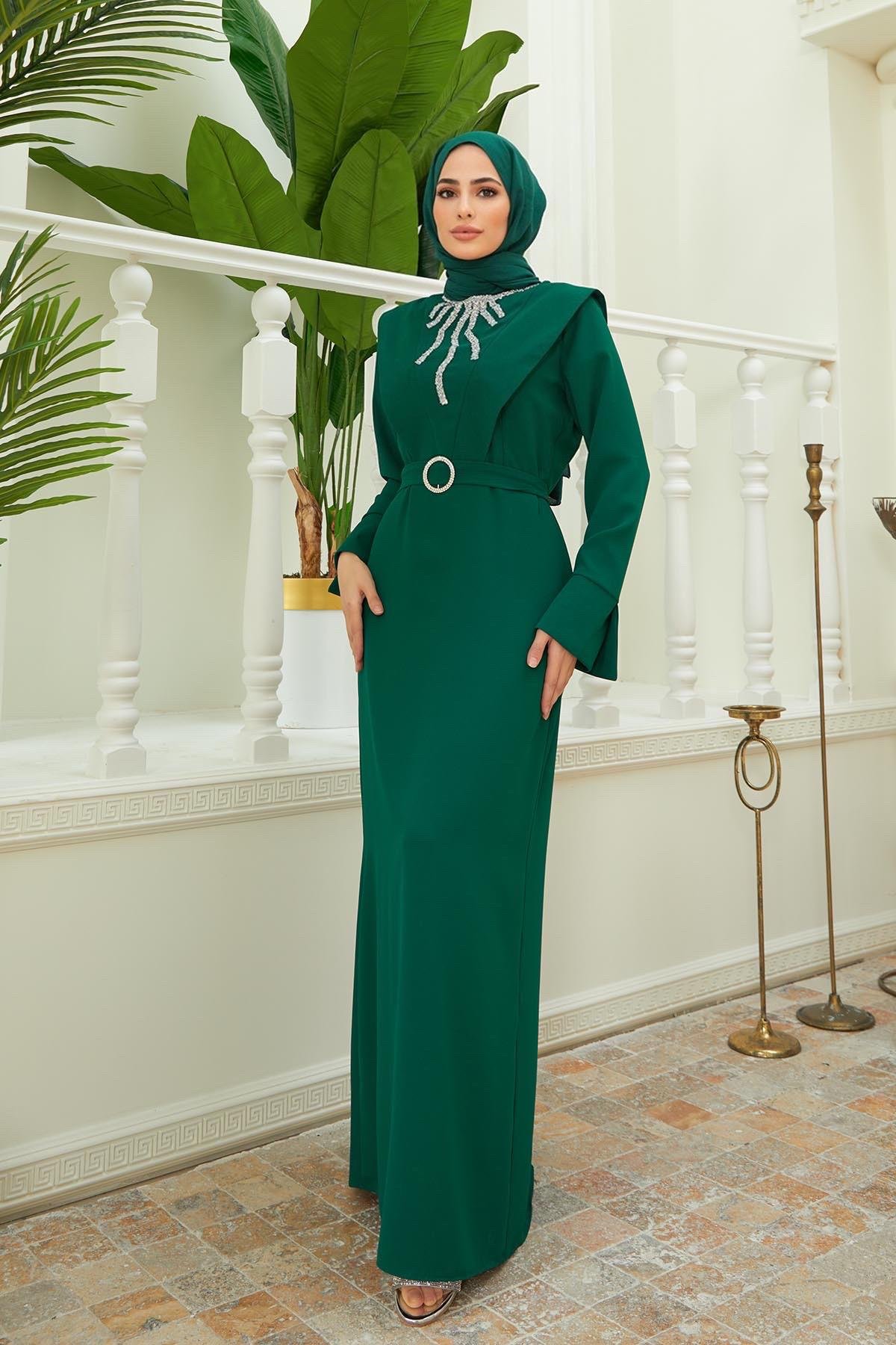 Tesettür Yaka Manşet Detaylı Tokalı Krep Elbise Zümrüt YeşiliHM4146