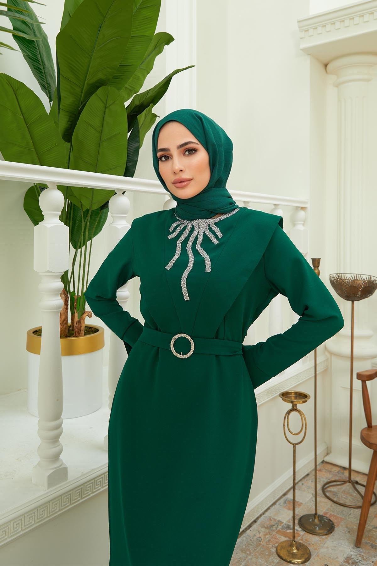 Tesettür Yaka Manşet Detaylı Tokalı Krep Elbise Zümrüt YeşiliHM4146