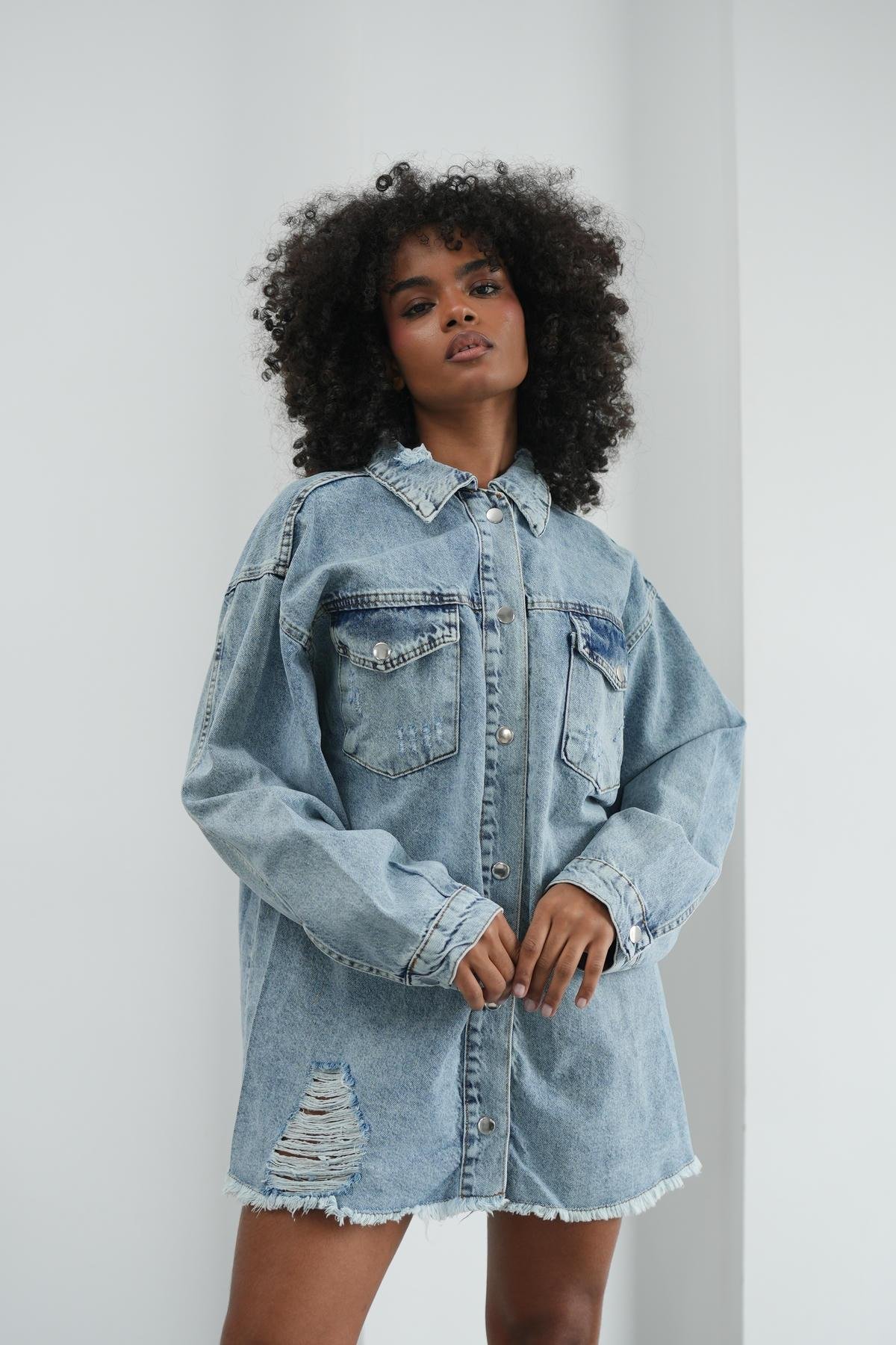 Yırtmaç Detaylı Oversize Mavi Kot CeketHM1329