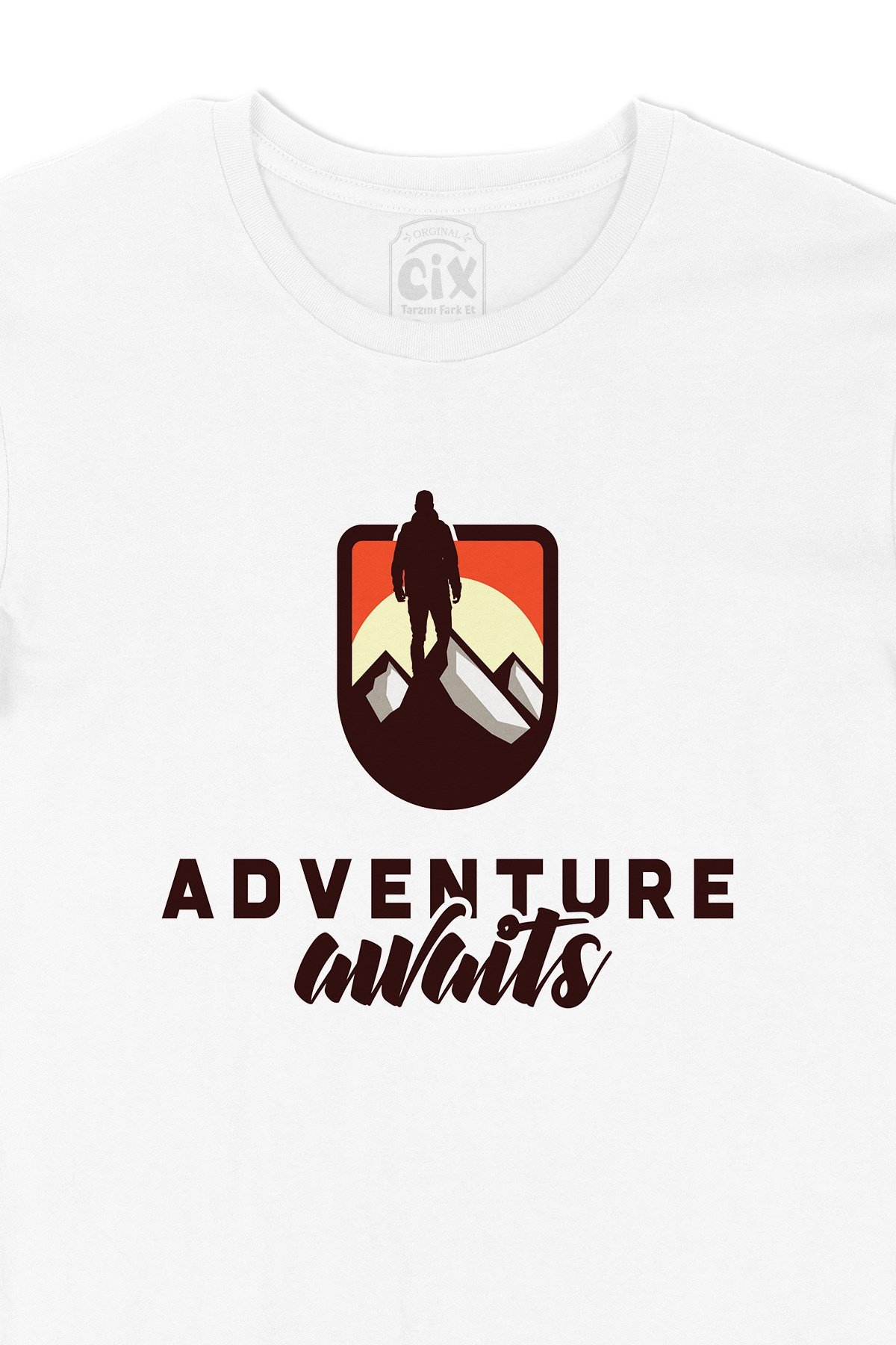 Adventure Awaits Tişört