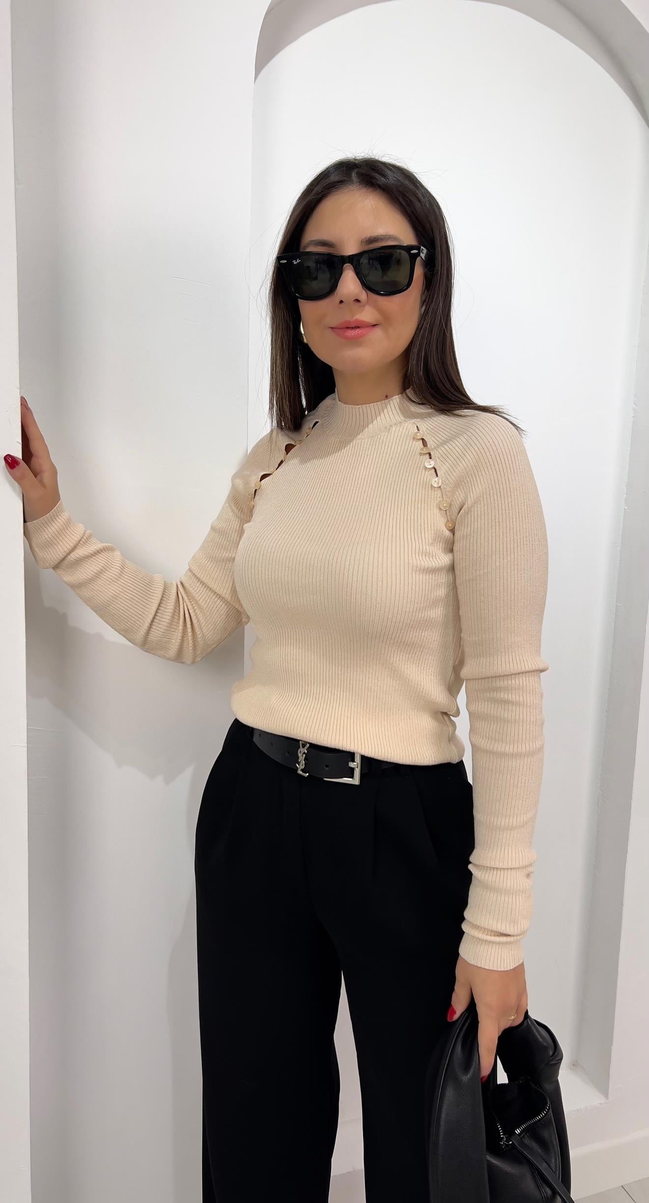 Düğmeli Ekru Triko 