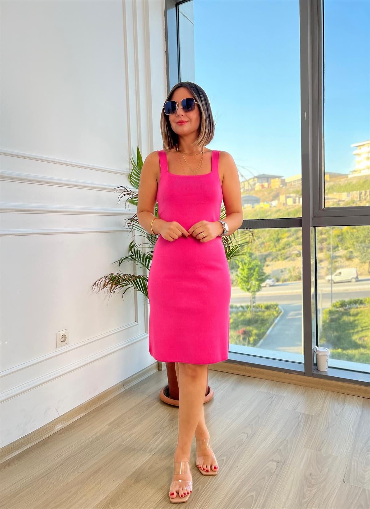 Kare Yaka Pembe Triko Elbise