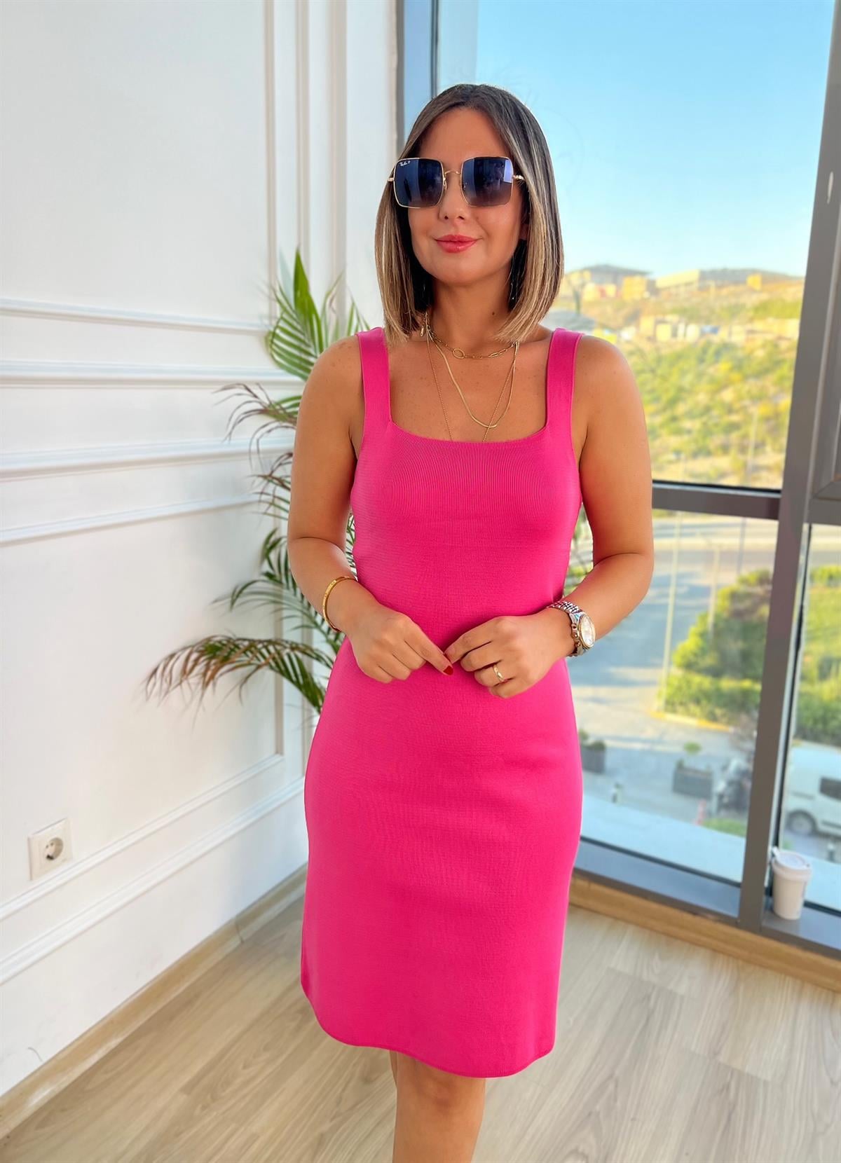 Kare Yaka Pembe Triko Elbise