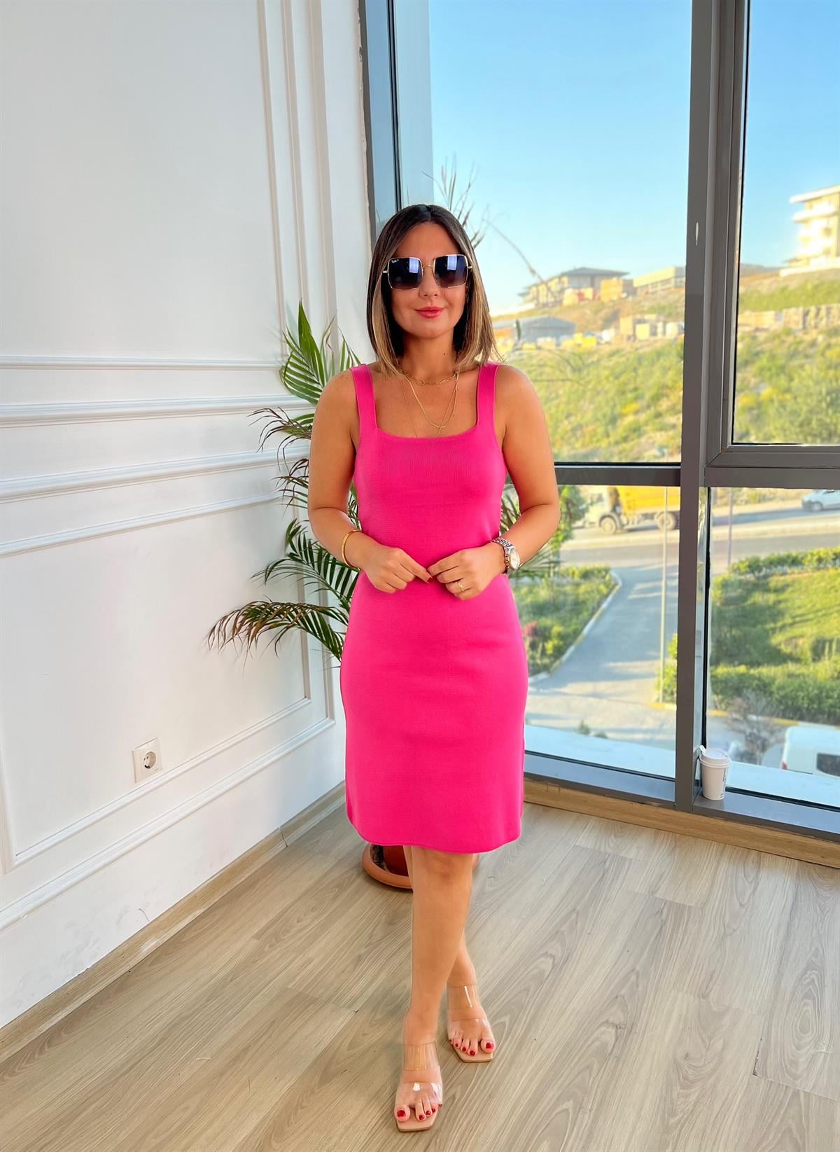Kare Yaka Pembe Triko Elbise