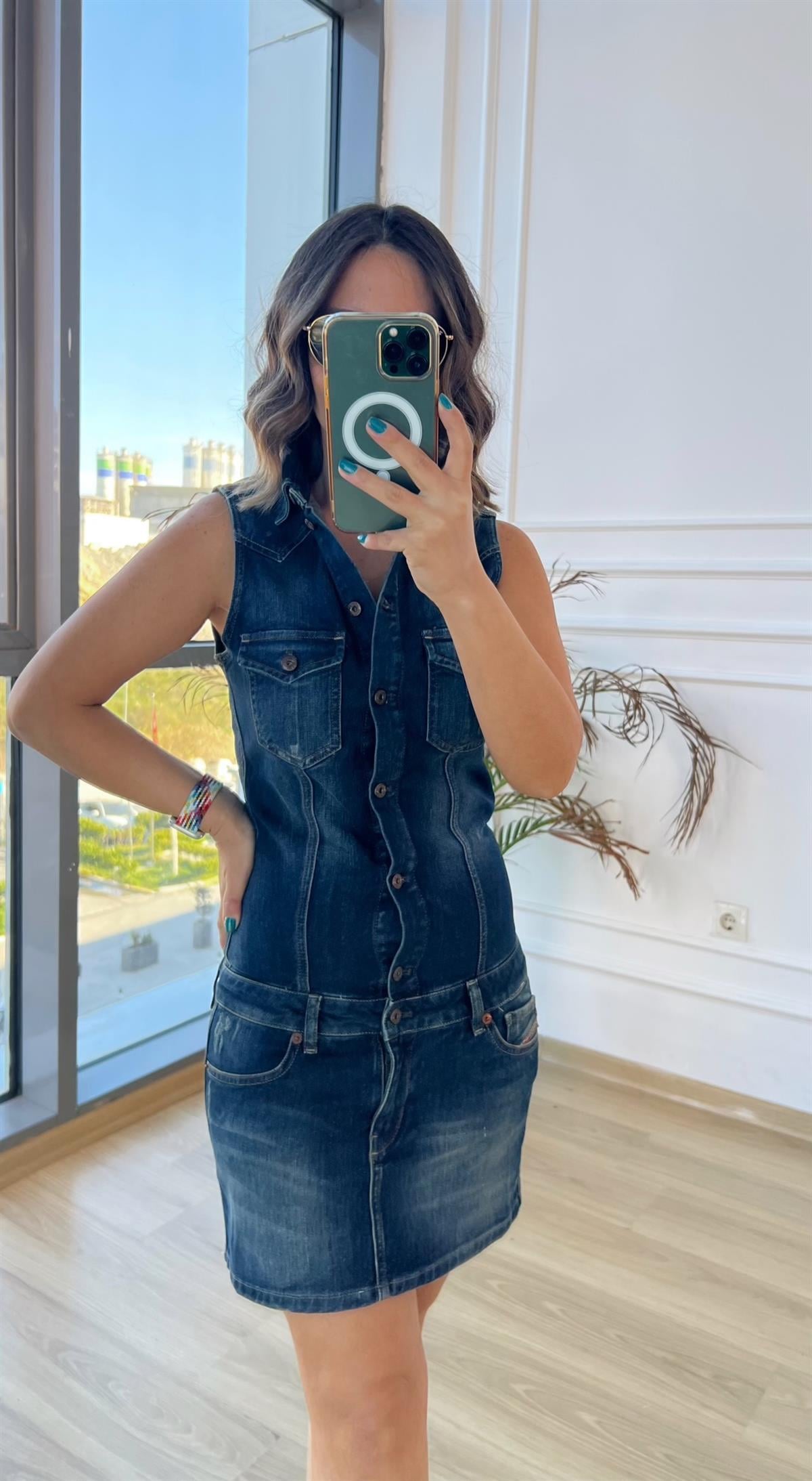 Kolsuz önü düğmeli jean elbise