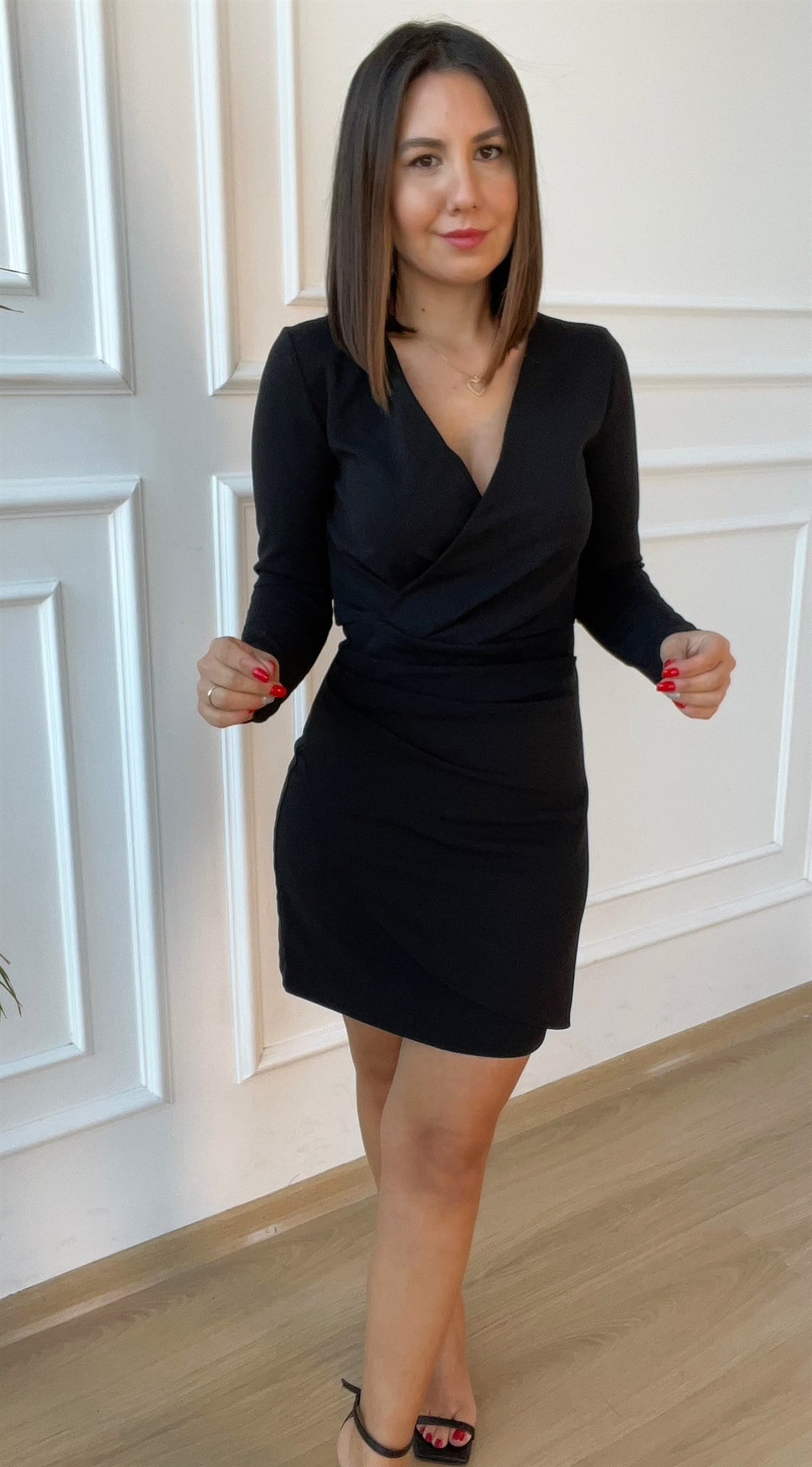 Kruvaze Yaka Drape Detaylı Siyah Elbise