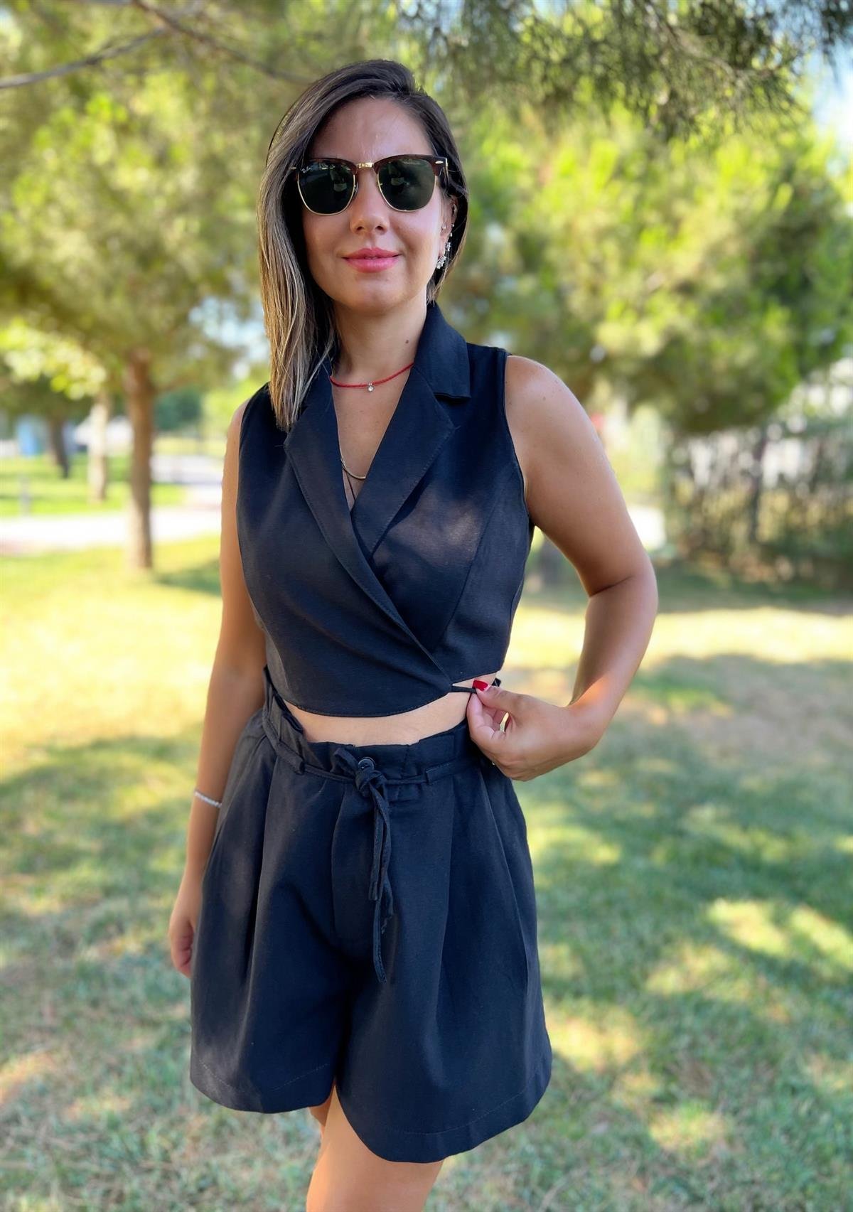 Kruvaze yaka siyah şortlu takım