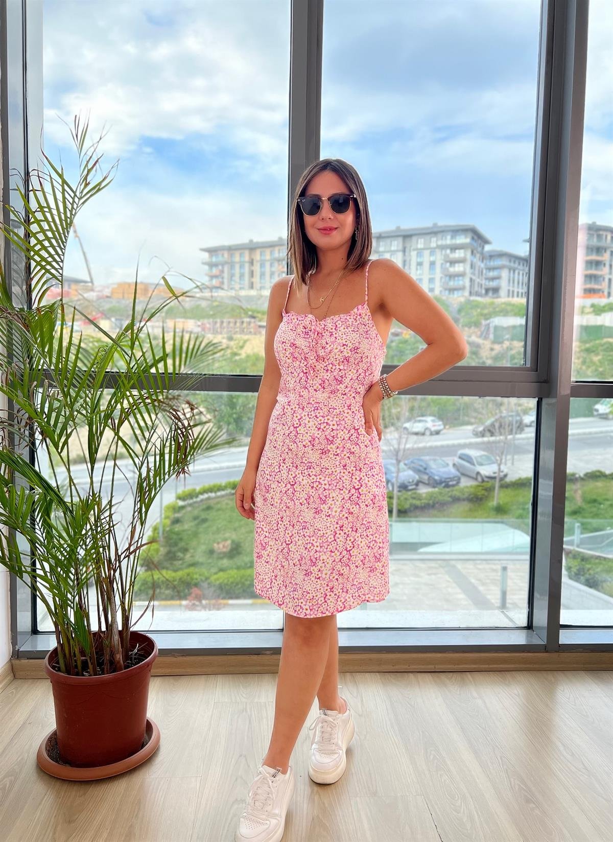 Pembe Çiçekli İp Askılı Elbise