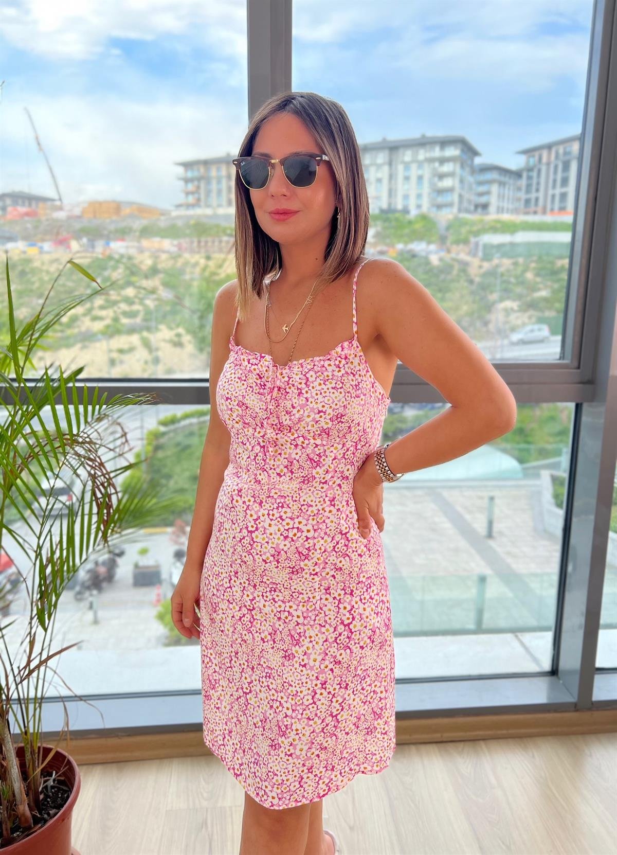 Pembe Çiçekli İp Askılı Elbise