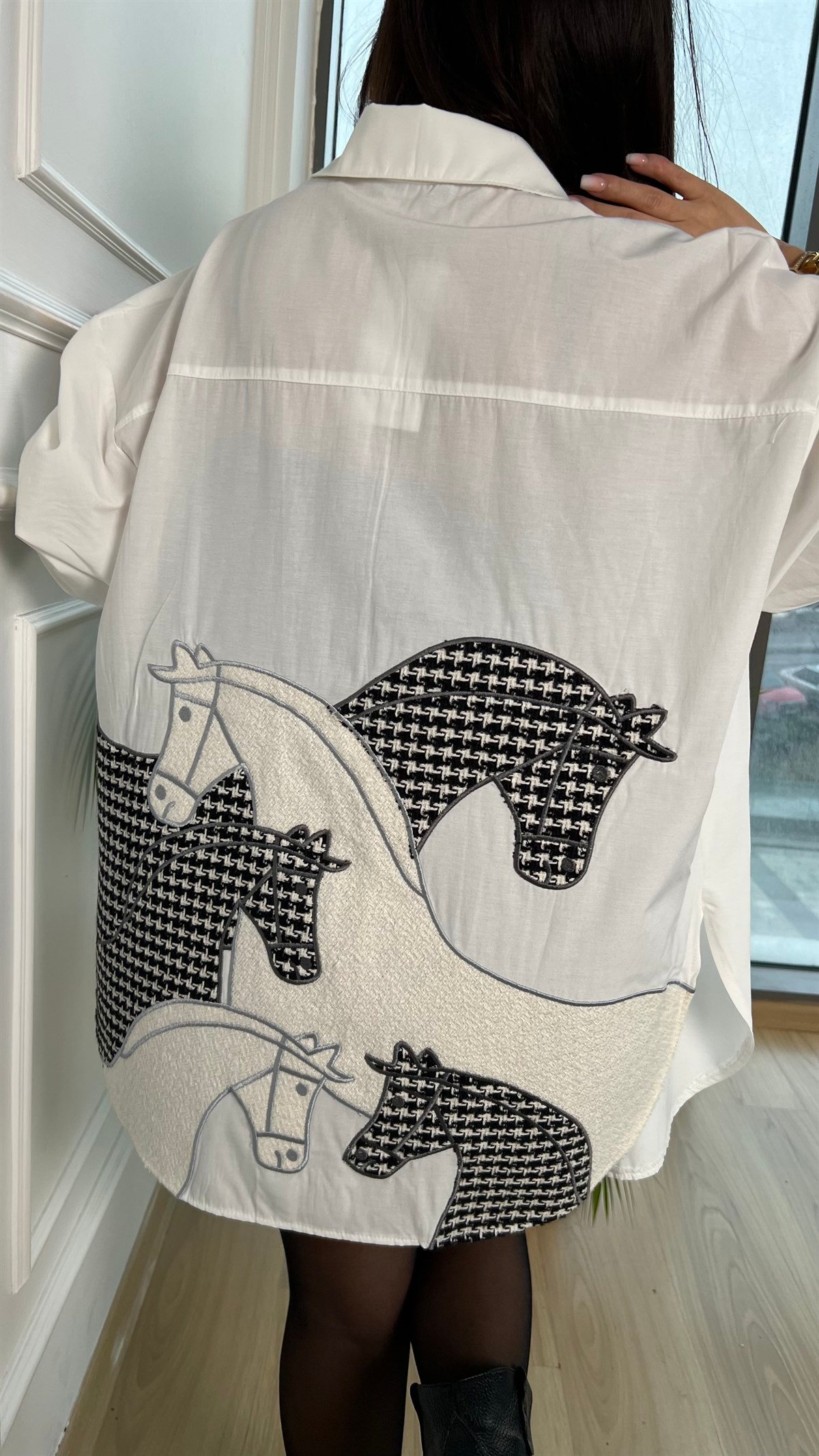 Sırtı At Nakışlı Oversize Gömlek