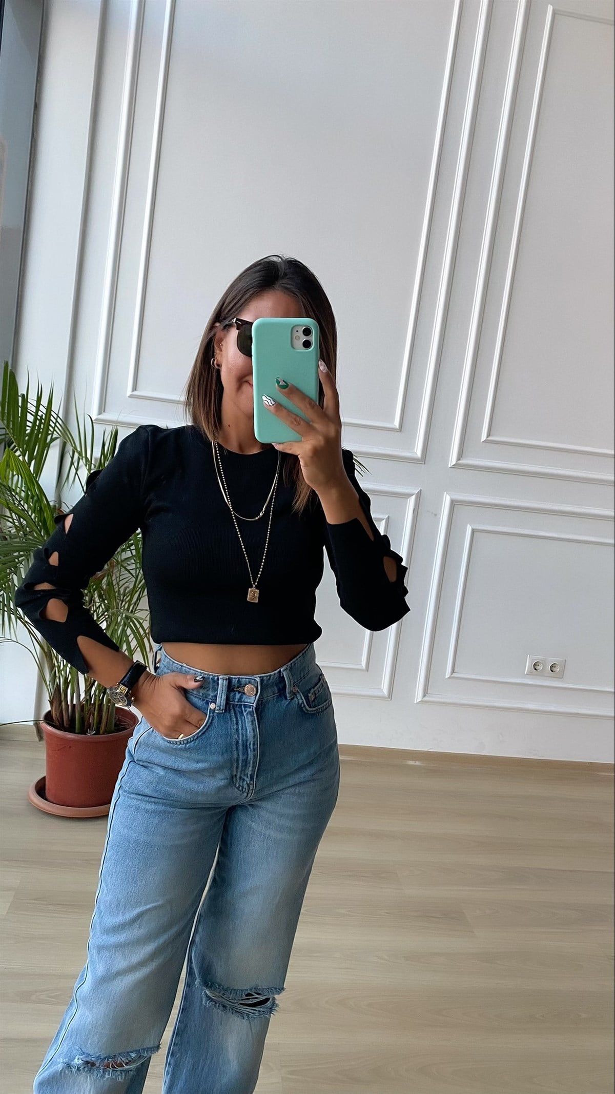 Siyah Kolları Delikli Triko