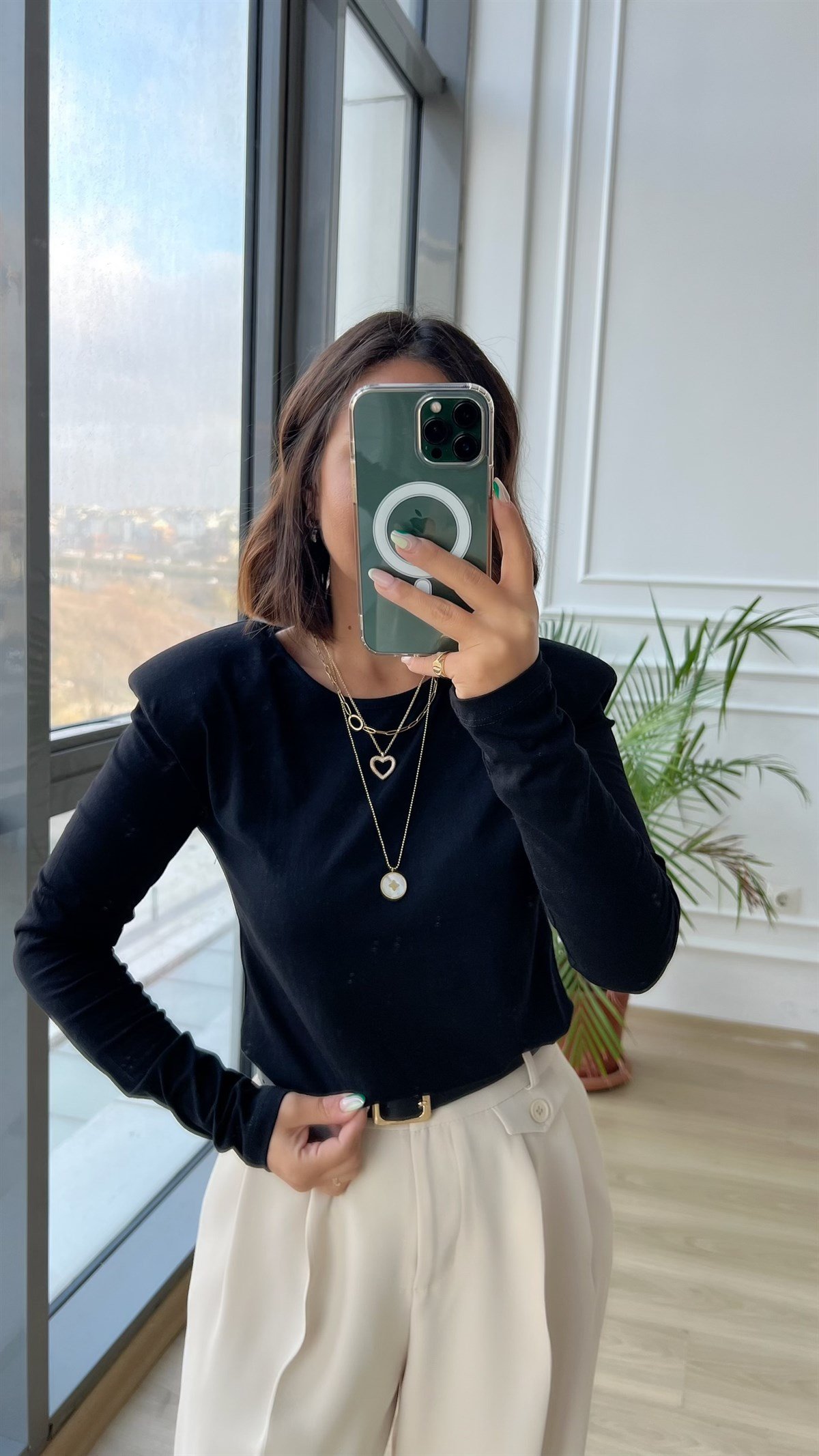 Siyah Omuzu Vatkalı Bluz