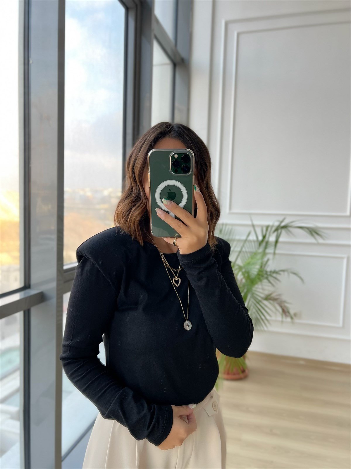 Siyah Omuzu Vatkalı Bluz