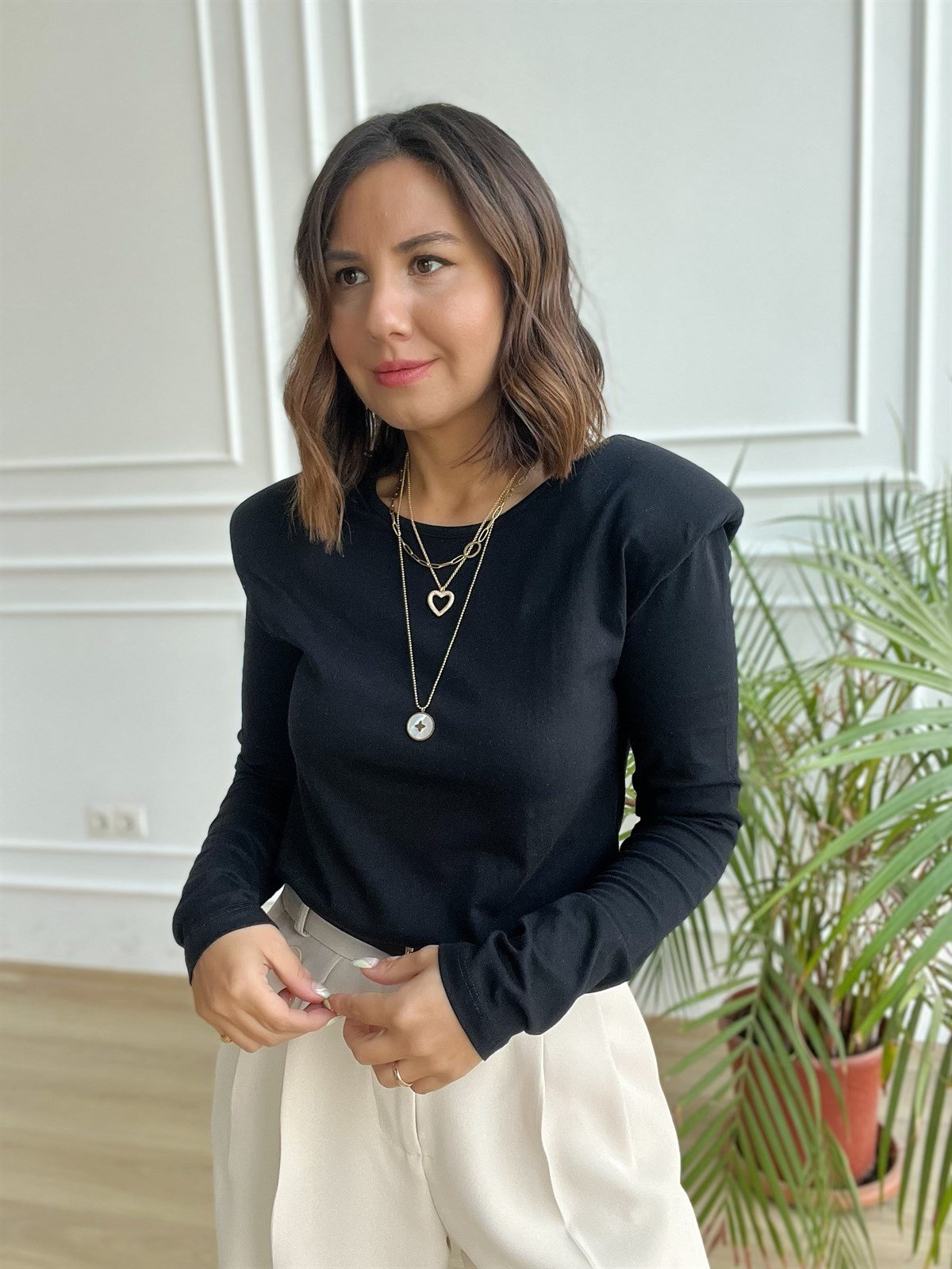 Siyah Omuzu Vatkalı Bluz