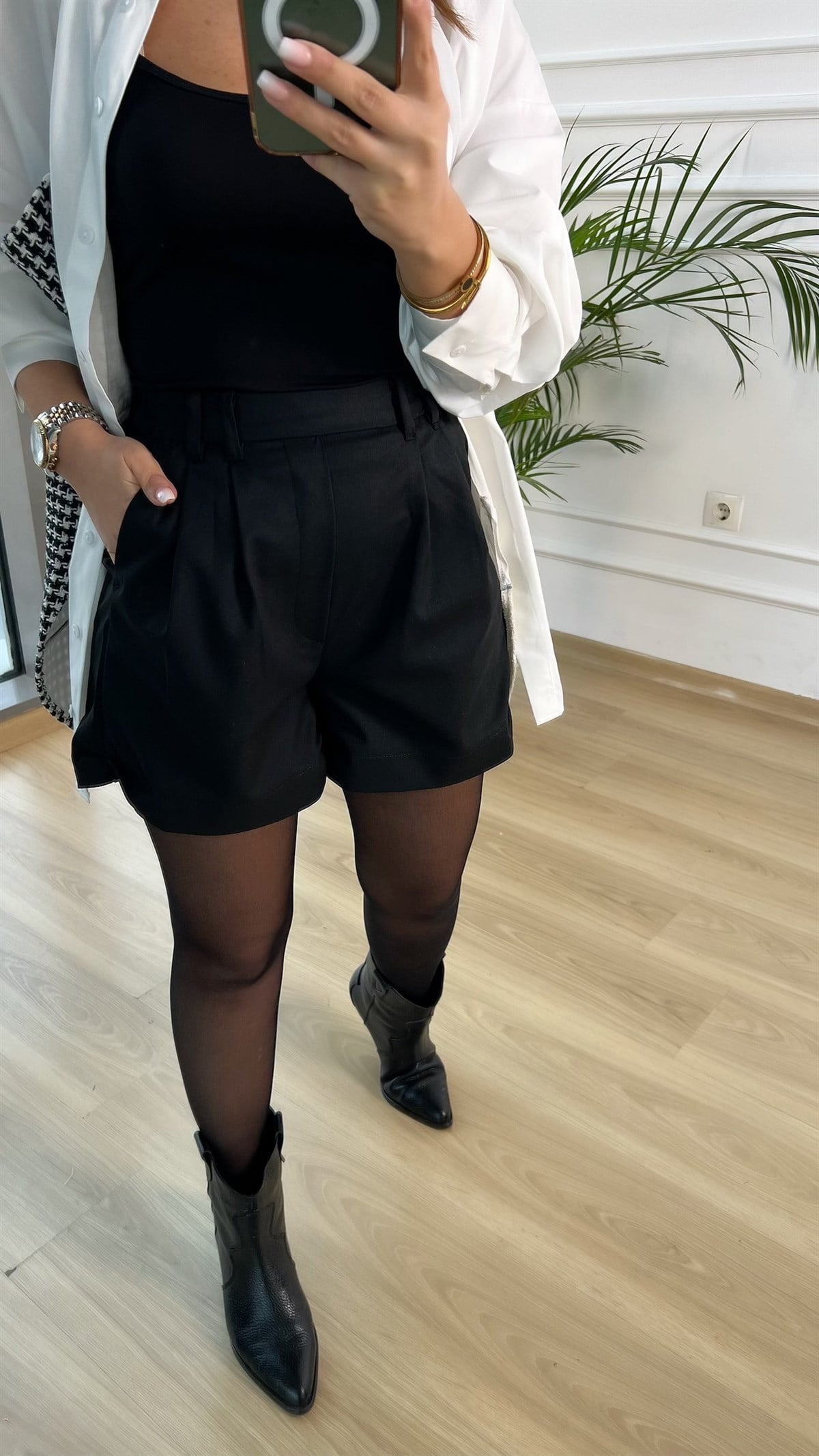 Siyah Pilise Detaylı Şort