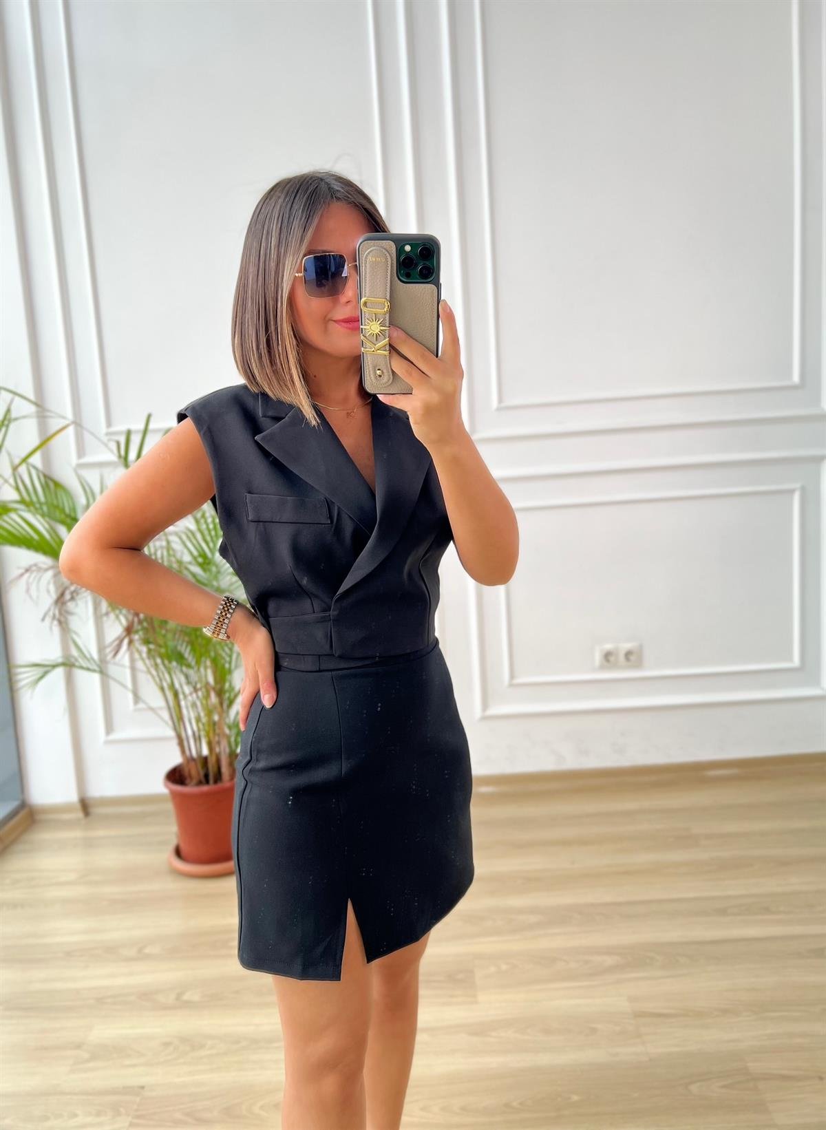 Siyah Yırtmaçlı Kalem Etek