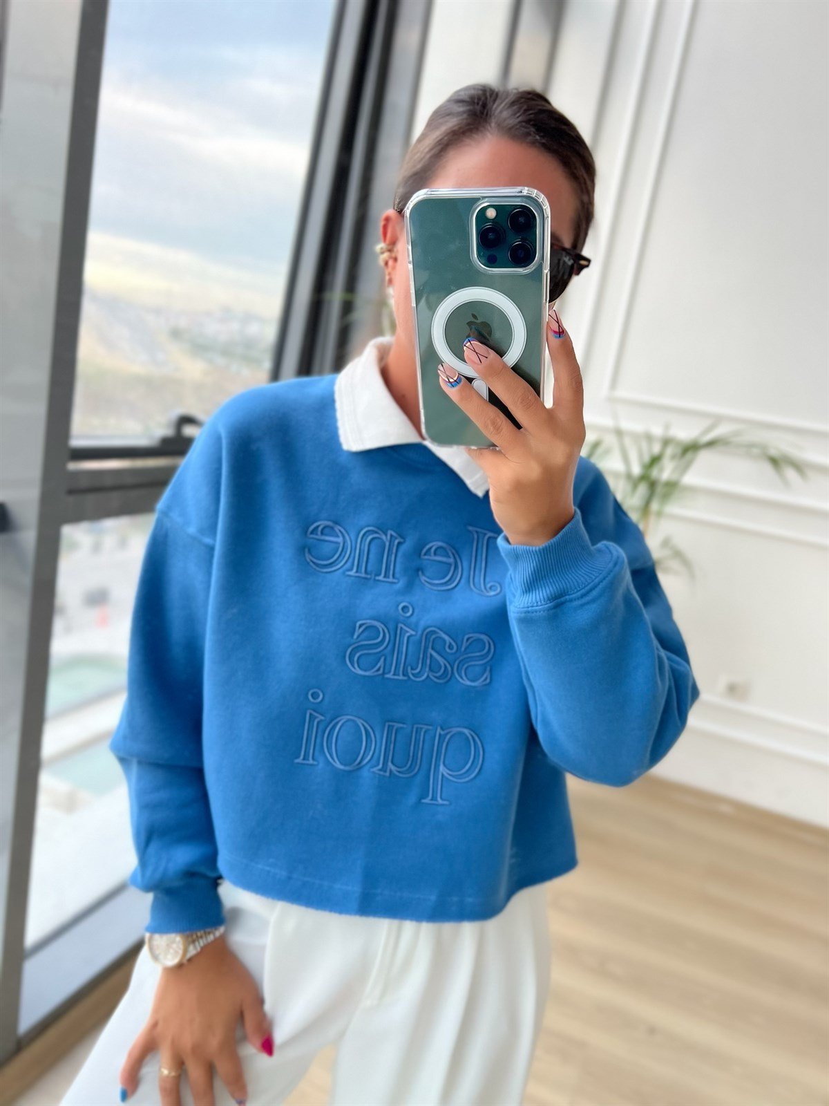 Yaka Detaylı Mavi Crop Sweat