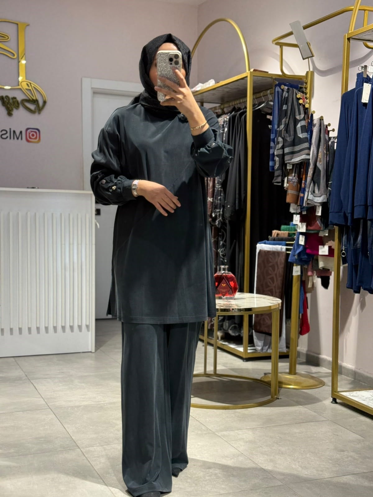 KOLLARI DÜĞMELİ PANTOLONLU TAKIM