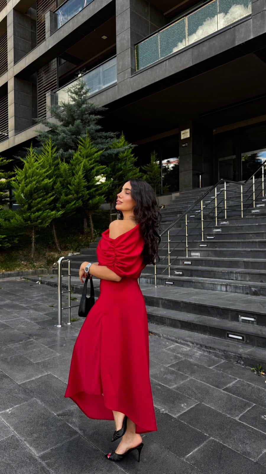 omuz detaylı uzun kırmızı elbise 