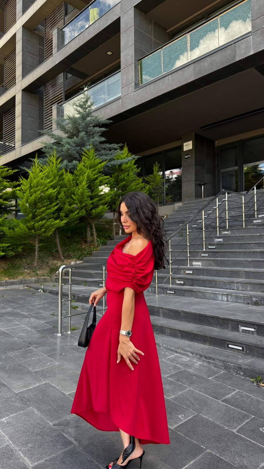 omuz detaylı uzun kırmızı elbise 