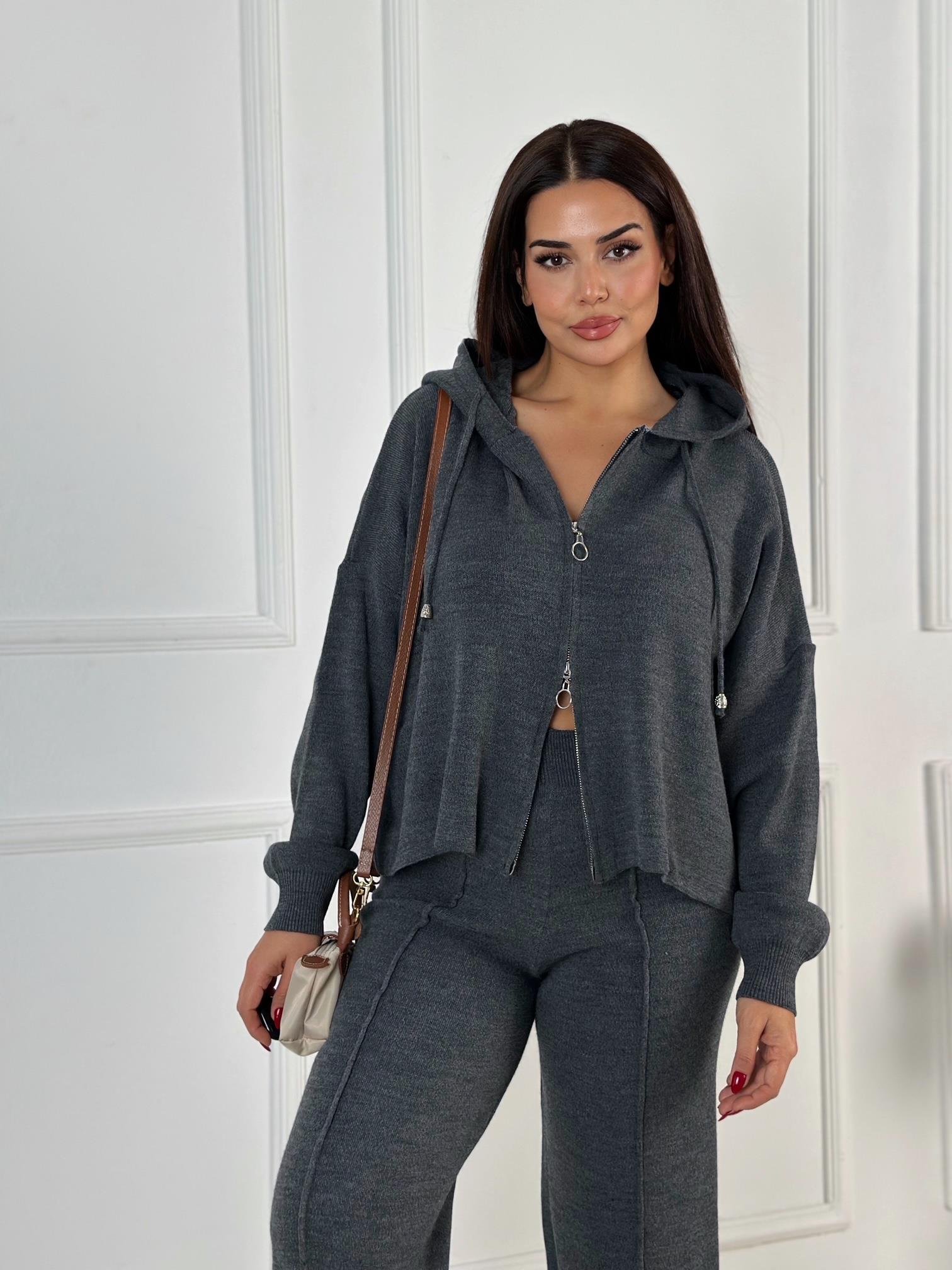 Antrasit Triko Rahat Takım – Kapüşonlu Üst & Yırtmaçlı Pantolon