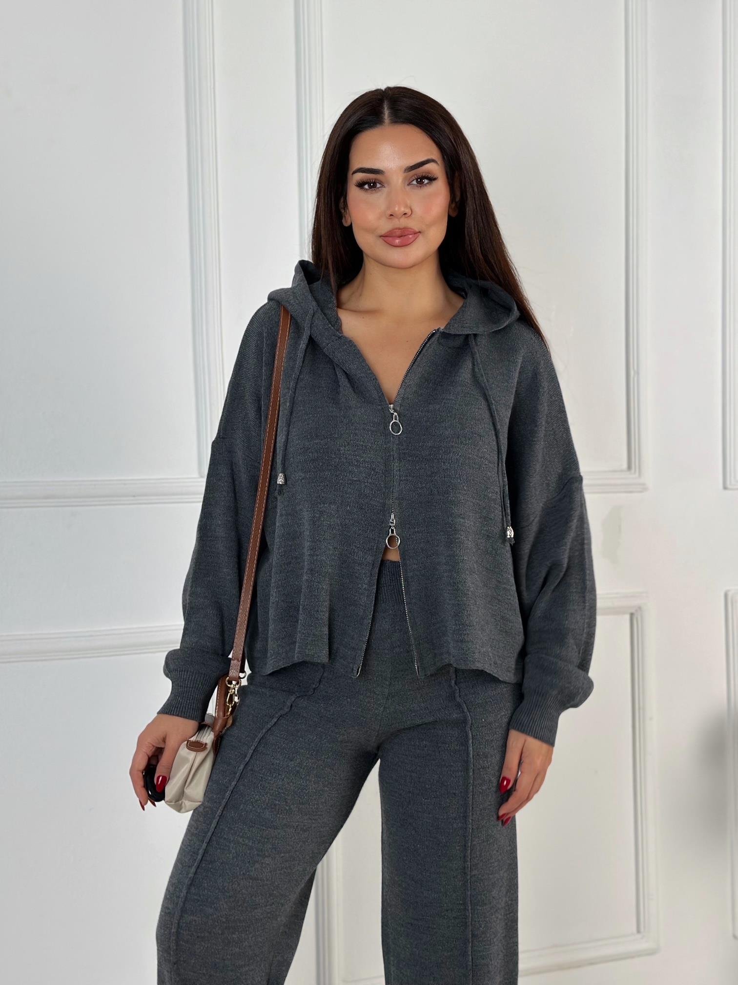 Antrasit Triko Rahat Takım – Kapüşonlu Üst & Yırtmaçlı Pantolon