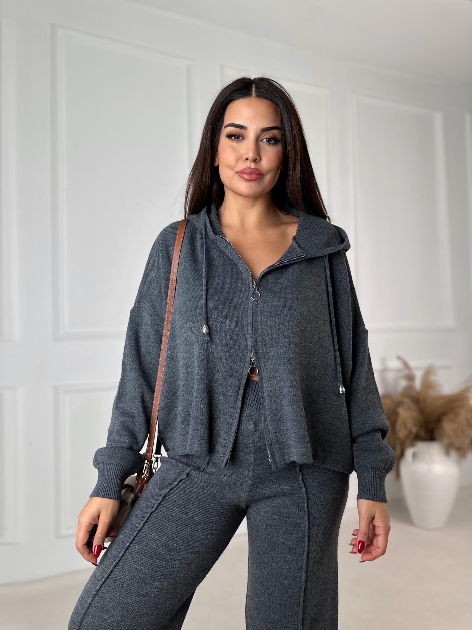 Antrasit Triko Rahat Takım – Kapüşonlu Üst & Yırtmaçlı Pantolon