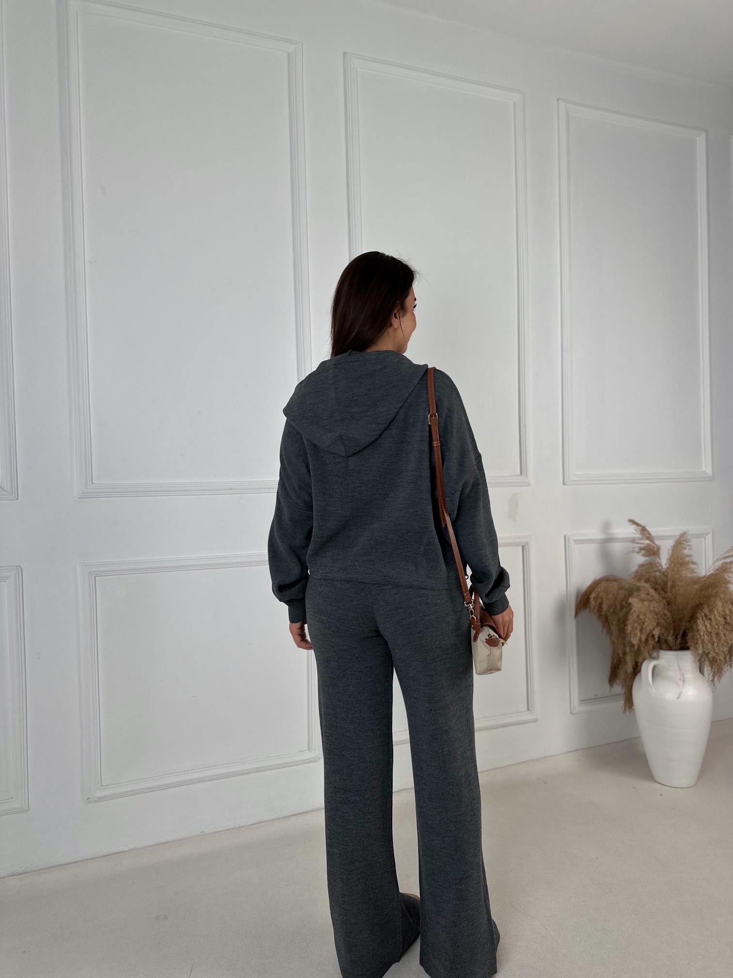 Antrasit Triko Rahat Takım – Kapüşonlu Üst & Yırtmaçlı Pantolon