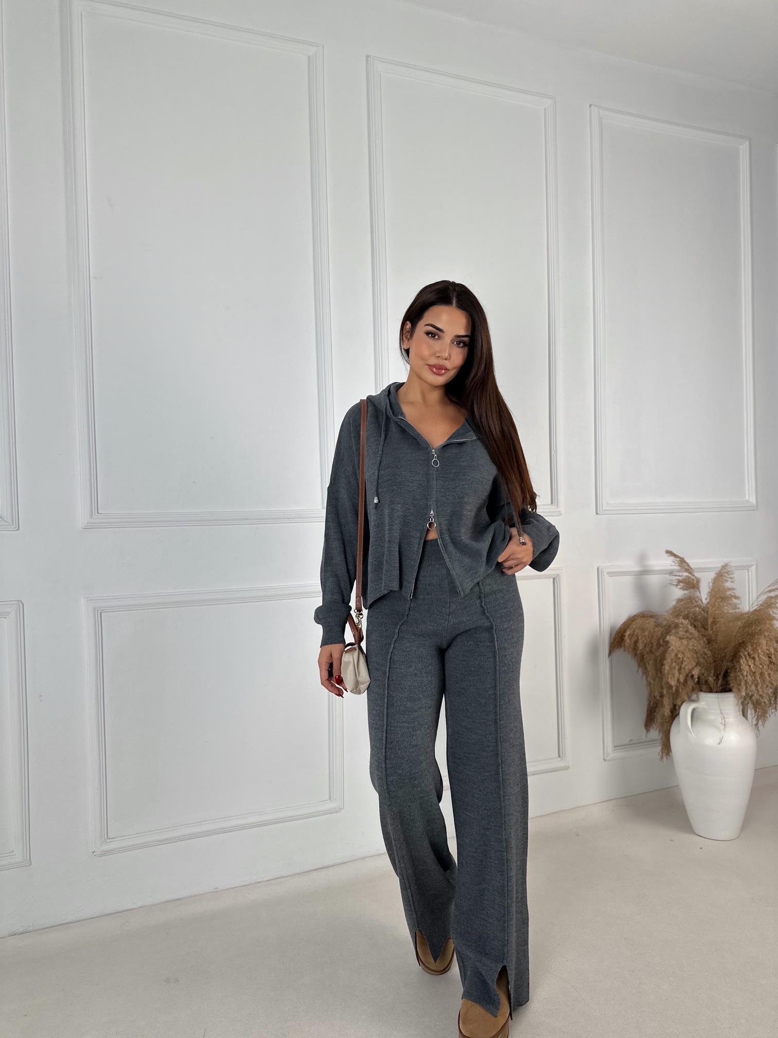 Antrasit Triko Rahat Takım – Kapüşonlu Üst & Yırtmaçlı Pantolon