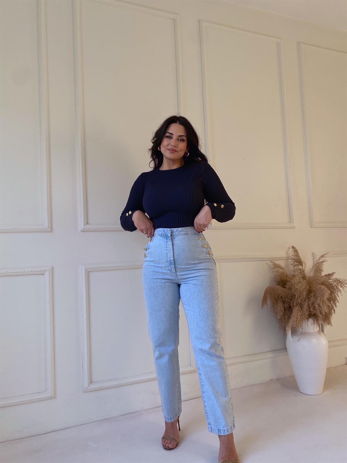 Buz Mavi Düğme Detaylı Jean