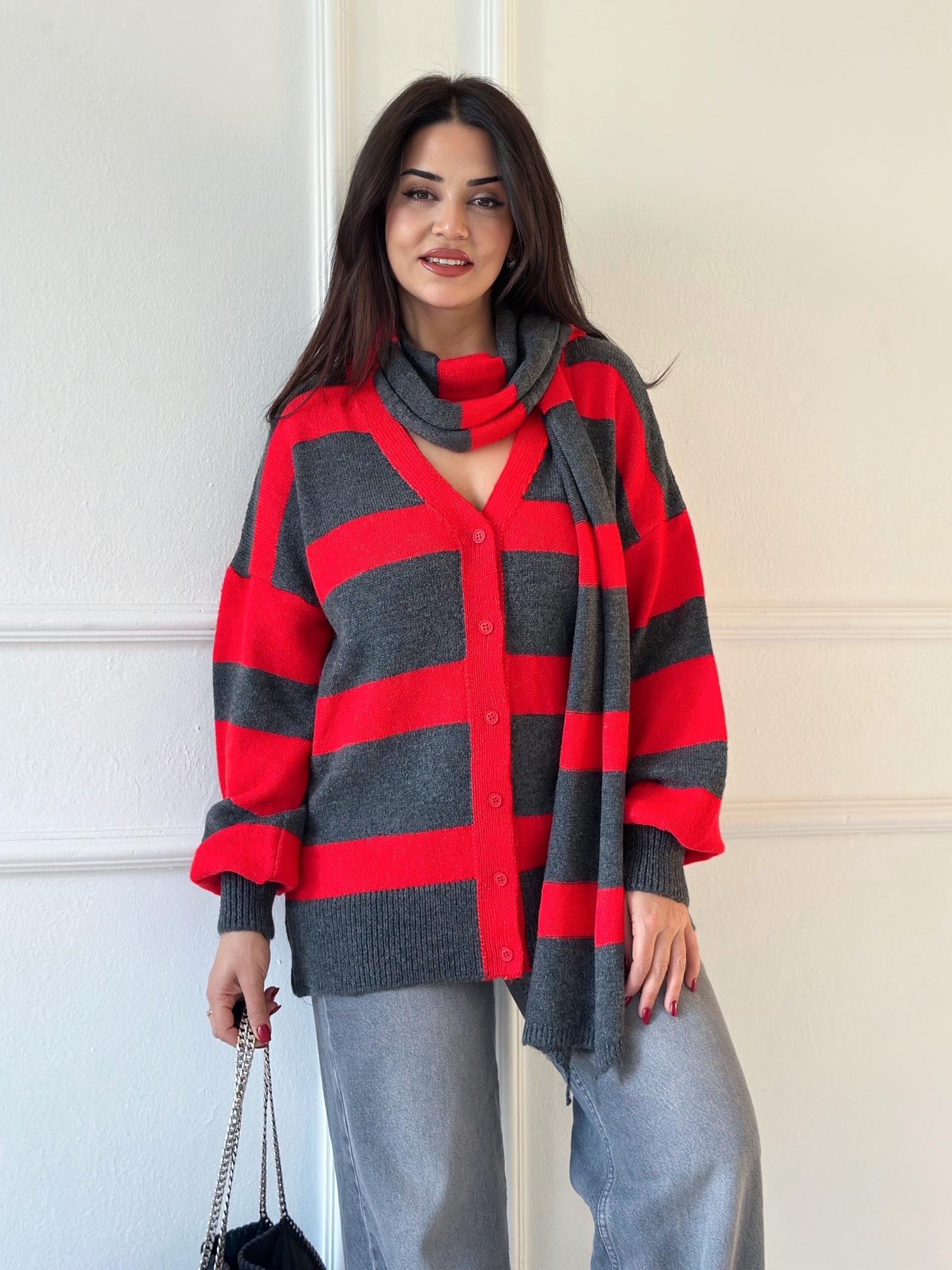 Kırmızı Atkılı Şeritli V Yaka Hırka