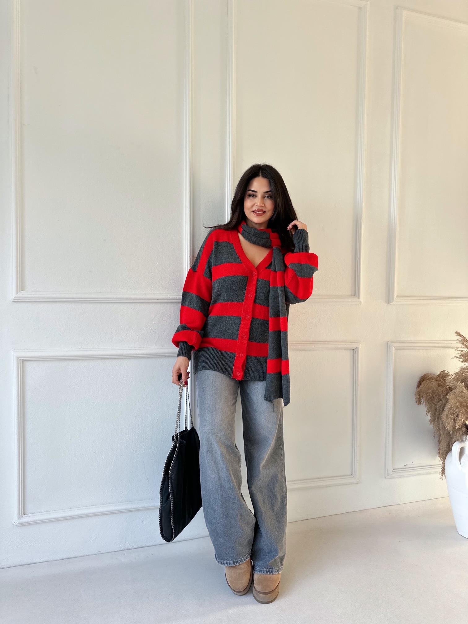 Kırmızı Atkılı Şeritli V Yaka Hırka