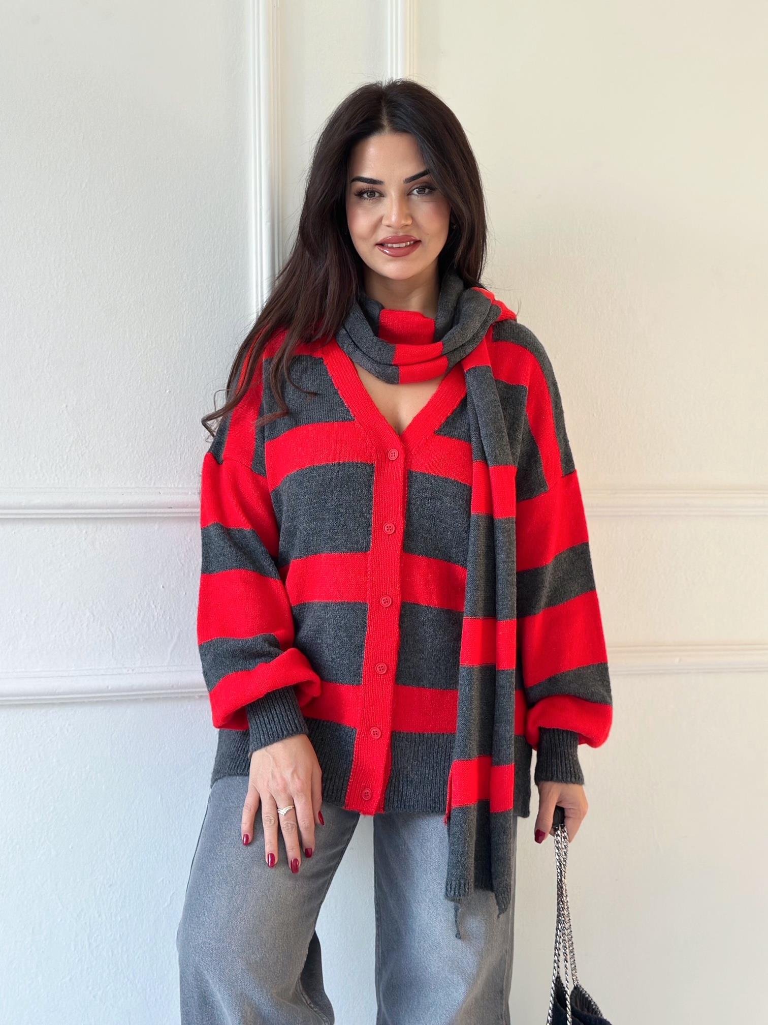 Kırmızı Atkılı Şeritli V Yaka Hırka