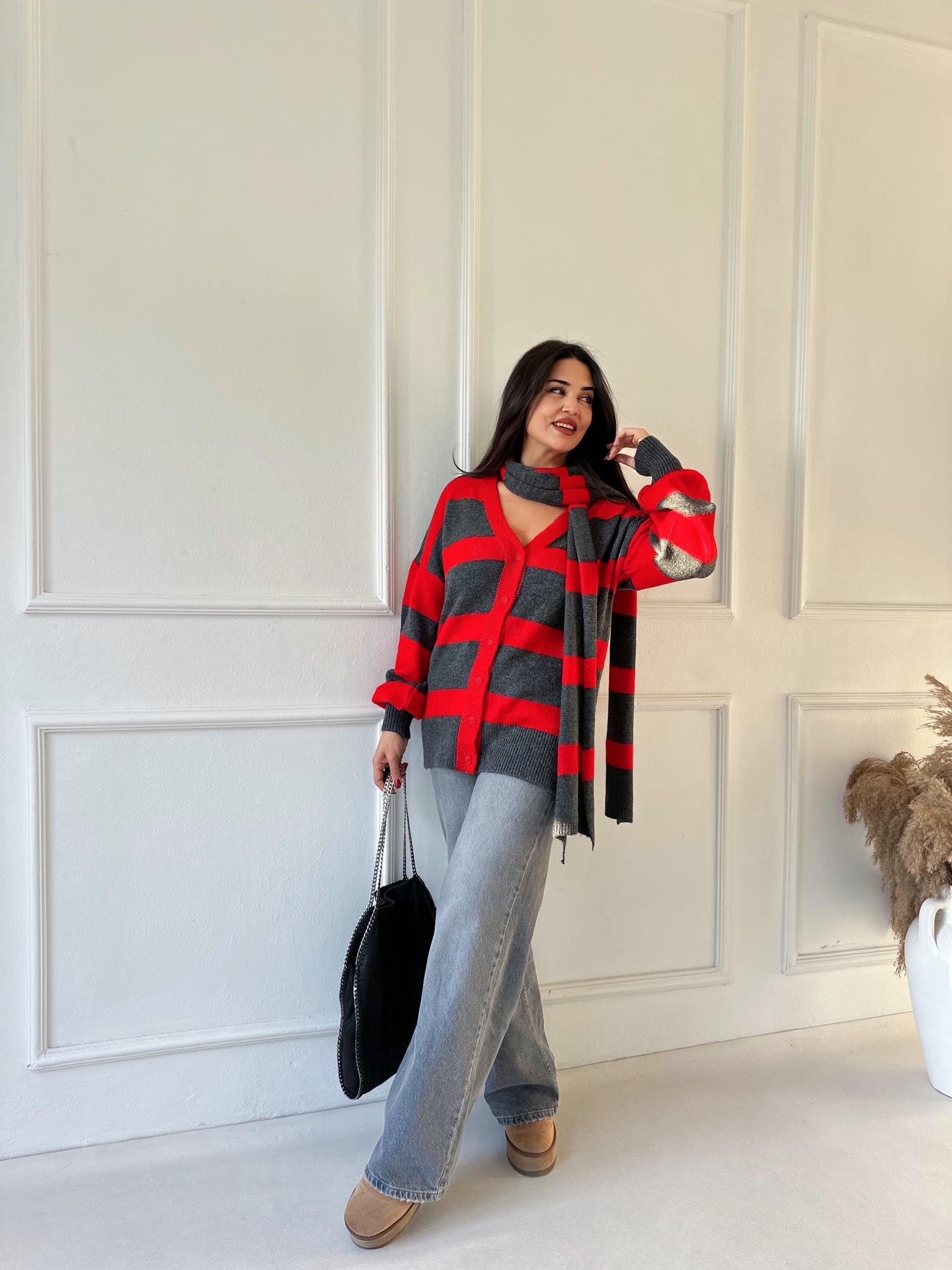 Kırmızı Atkılı Şeritli V Yaka Hırka