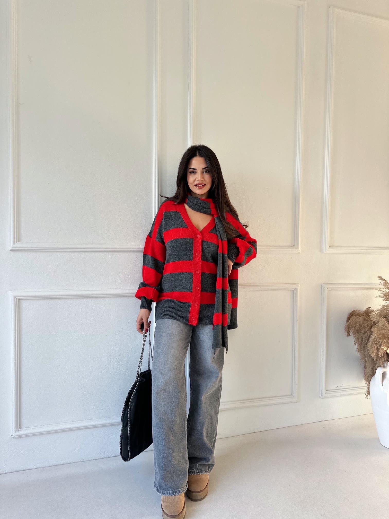 Kırmızı Atkılı Şeritli V Yaka Hırka