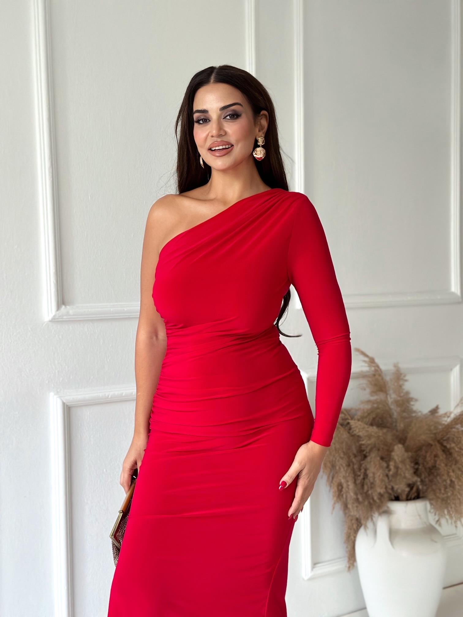 Marka Model Kırmızı Tek Kol Yırtmaçlı Uzun Elbise