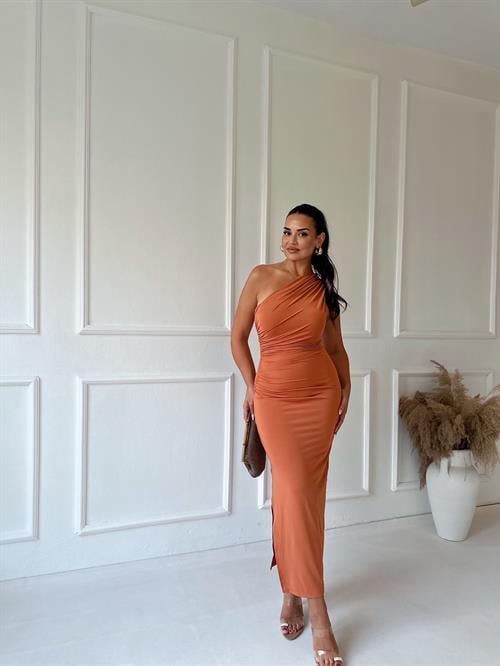 Marka Model Turuncu Tek Omuz Yırtmaçlı Uzun Elbise
