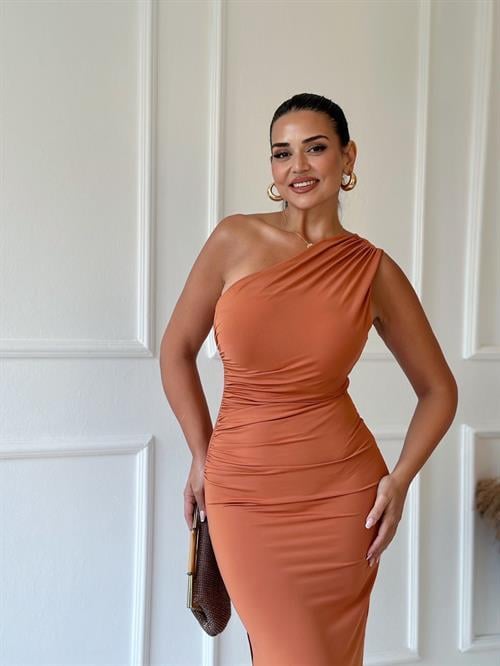 Marka Model Turuncu Tek Omuz Yırtmaçlı Uzun Elbise