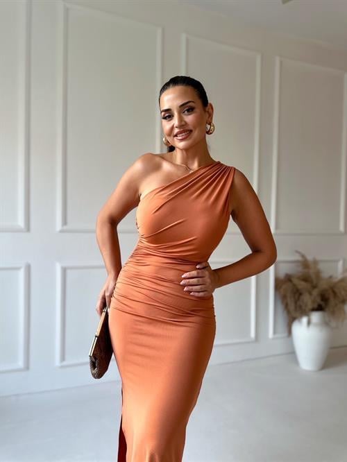 Marka Model Turuncu Tek Omuz Yırtmaçlı Uzun Elbise