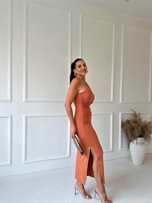 Marka Model Turuncu Tek Omuz Yırtmaçlı Uzun Elbise