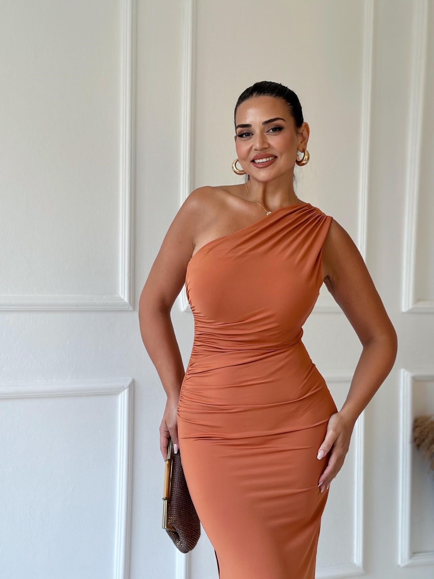 Marka Model Turuncu Tek Omuz Yırtmaçlı Uzun Elbise
