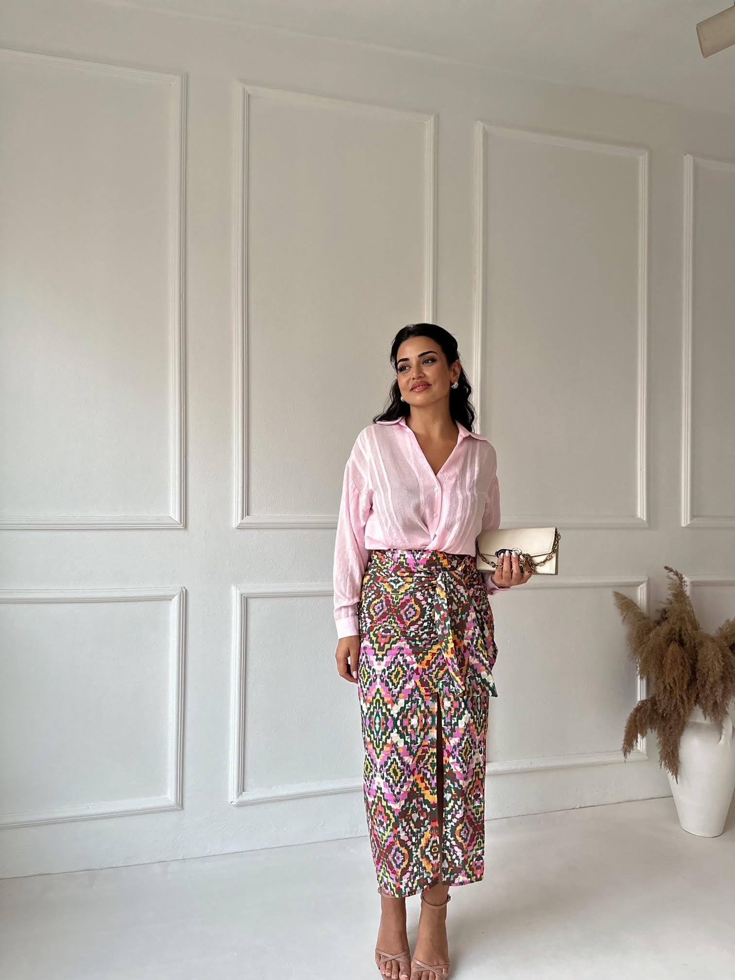 Önden Bağlamalı Yırtmaçlı Renkli Desenli Midi Etek