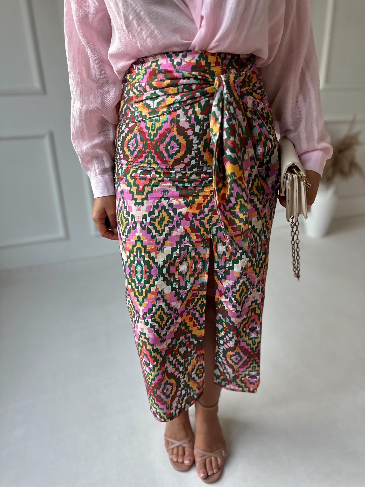 Önden Bağlamalı Yırtmaçlı Renkli Desenli Midi Etek