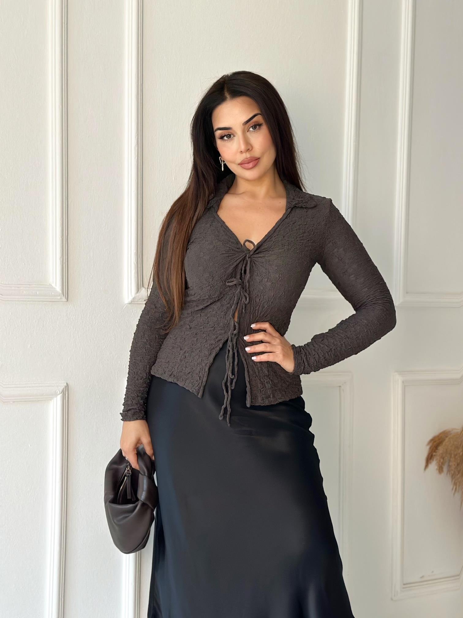 Önü Bağcıklı Dokulu Kadın Bluz - Kahve