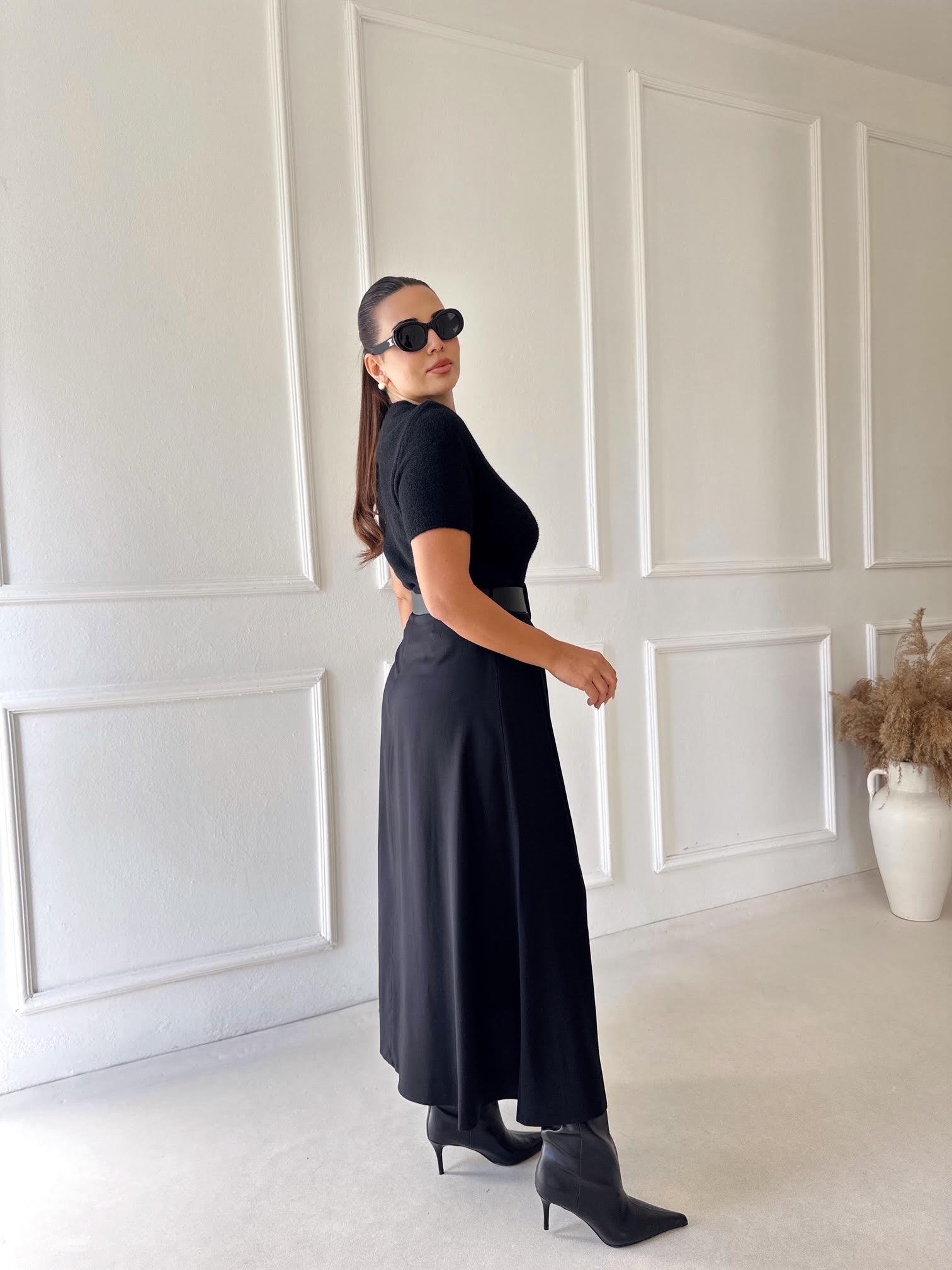 Orijinal Marka Yüksek Bel Kemerli Yırtmaçlı Kloş Etek – Siyah