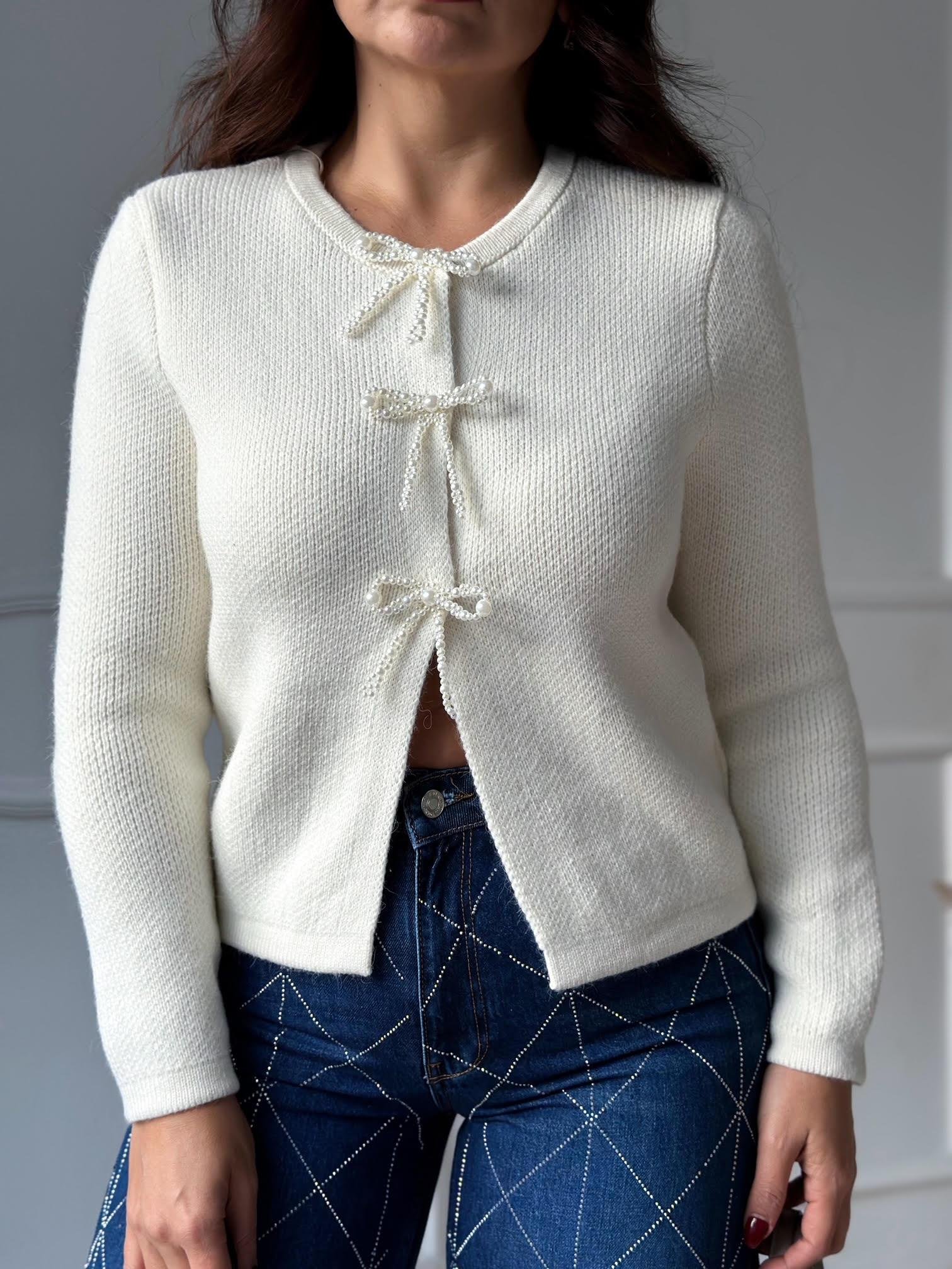 Premium Kalite İnci Fiyonk Detaylı Çıtçıtlı Triko Hırka – Ekru