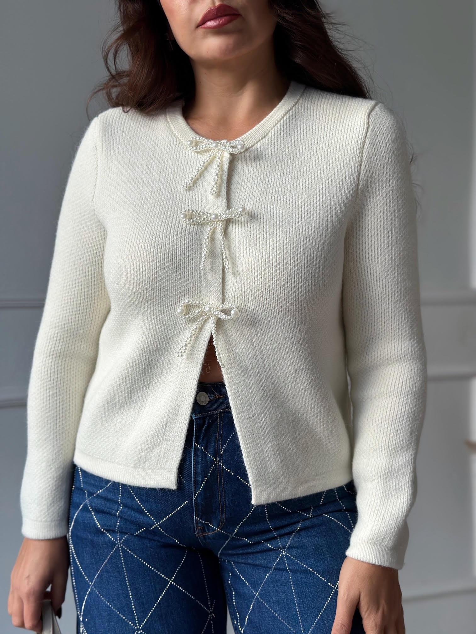 Premium Kalite İnci Fiyonk Detaylı Çıtçıtlı Triko Hırka – Ekru