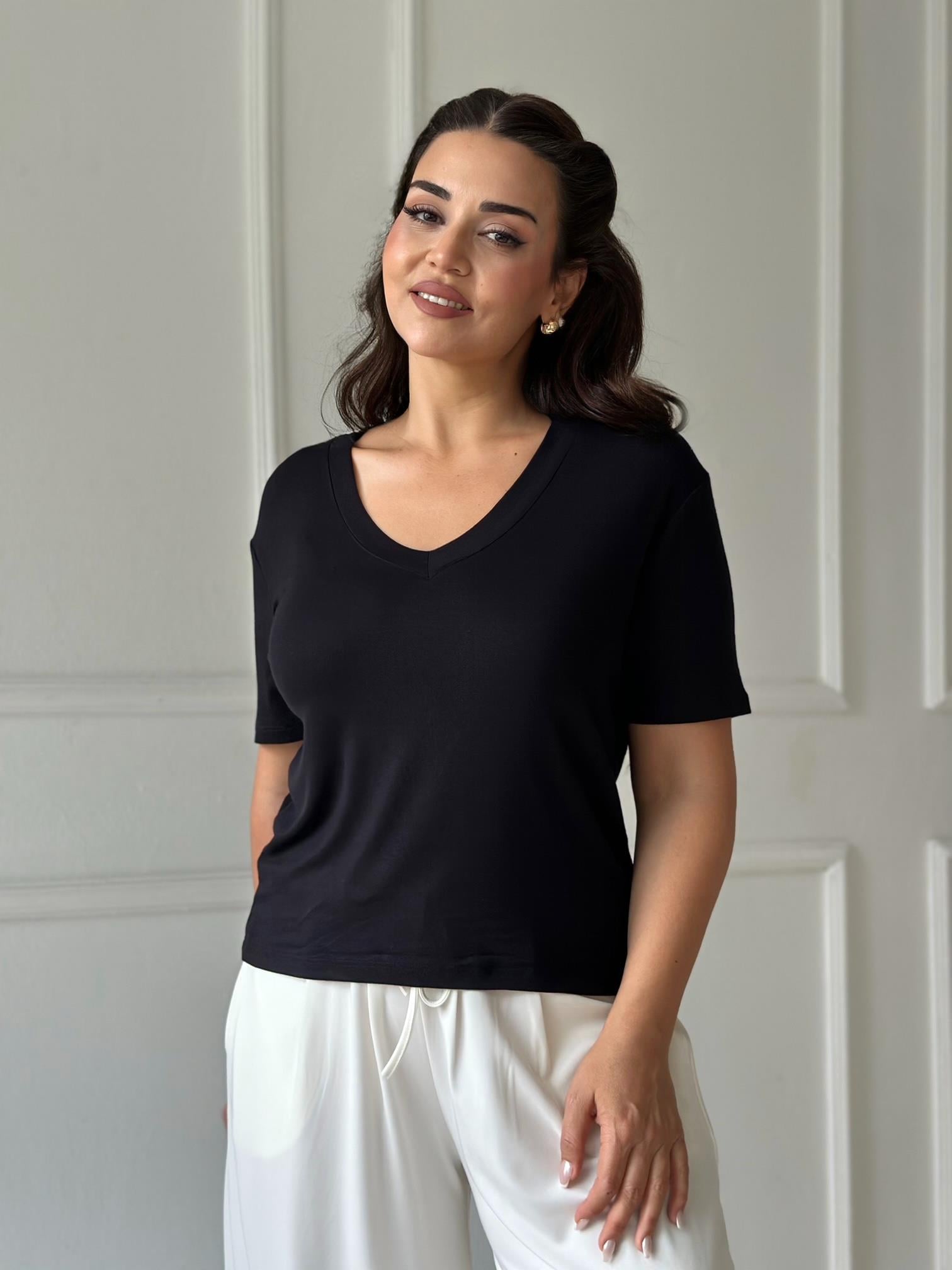 Premium Soft Touch V Yaka Basic Tişört – Siyah