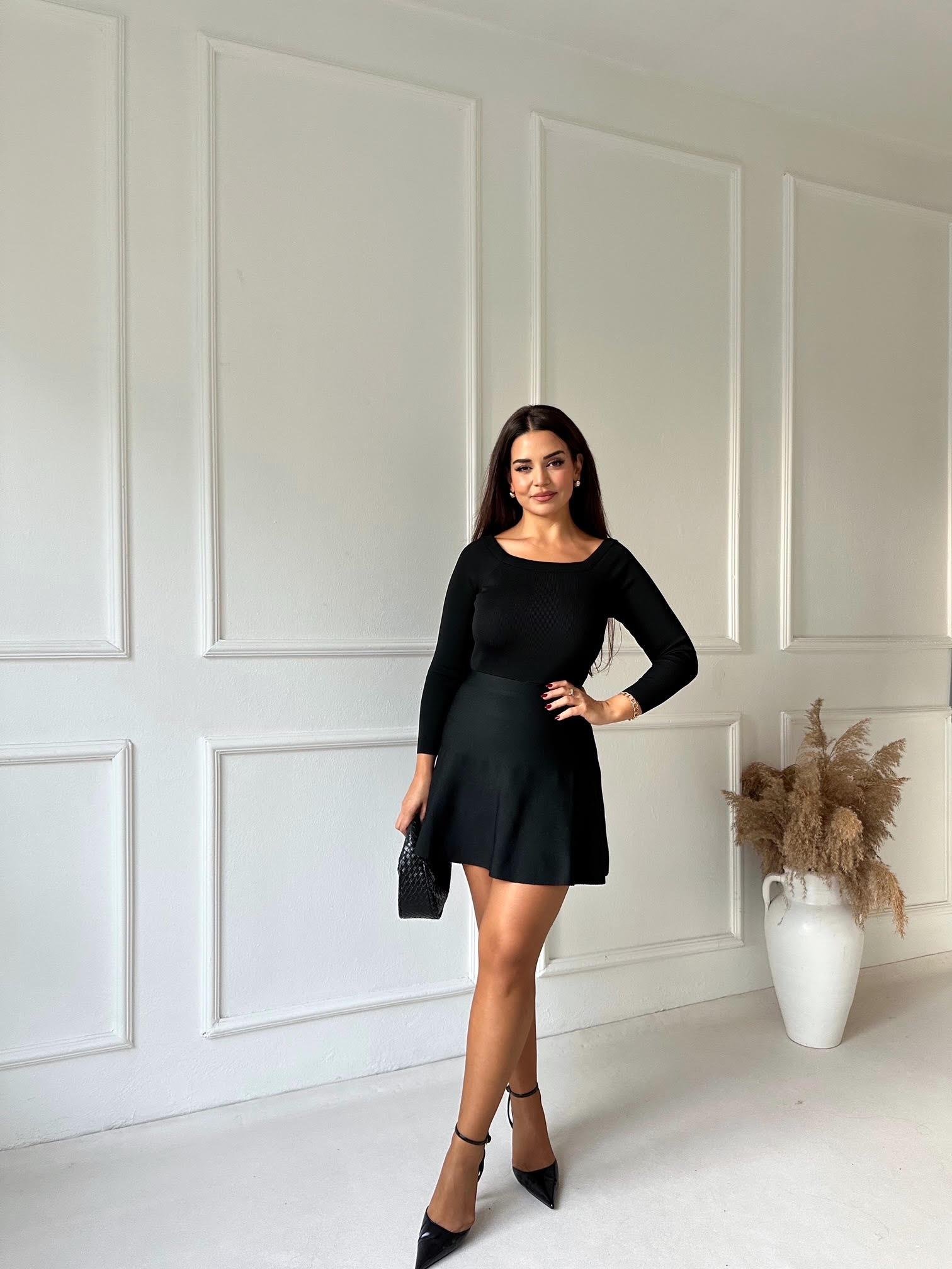 Siyah Kayık Yaka Triko Mini Elbise